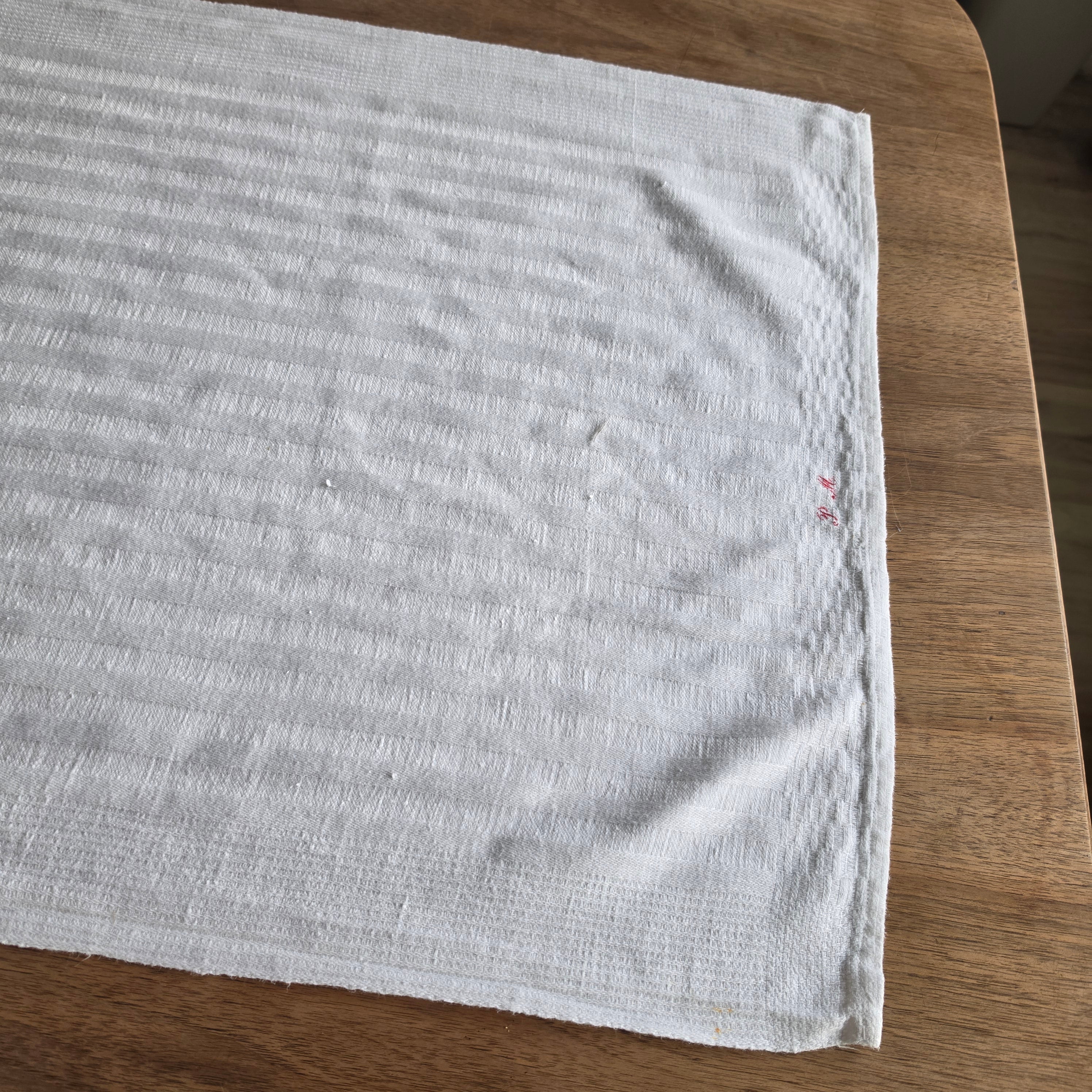 Vintage Leinen-Küchentuch mit rotem Monogramm "P M" - 50x100cm