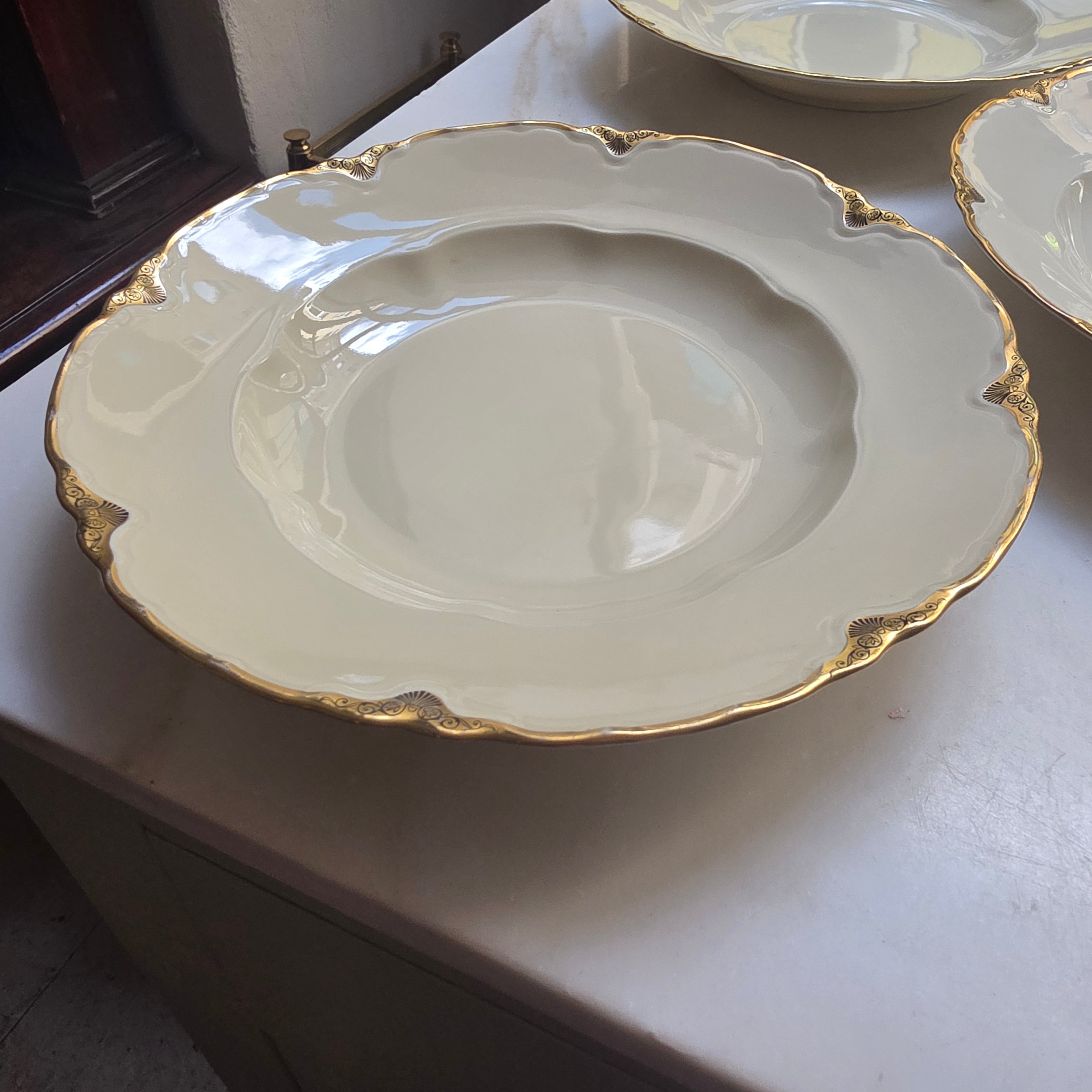 Antike Schönwald Porzellan-Essteller mit Goldrand & Muschelrelief (5er-Set) – Elfenbein/Creme