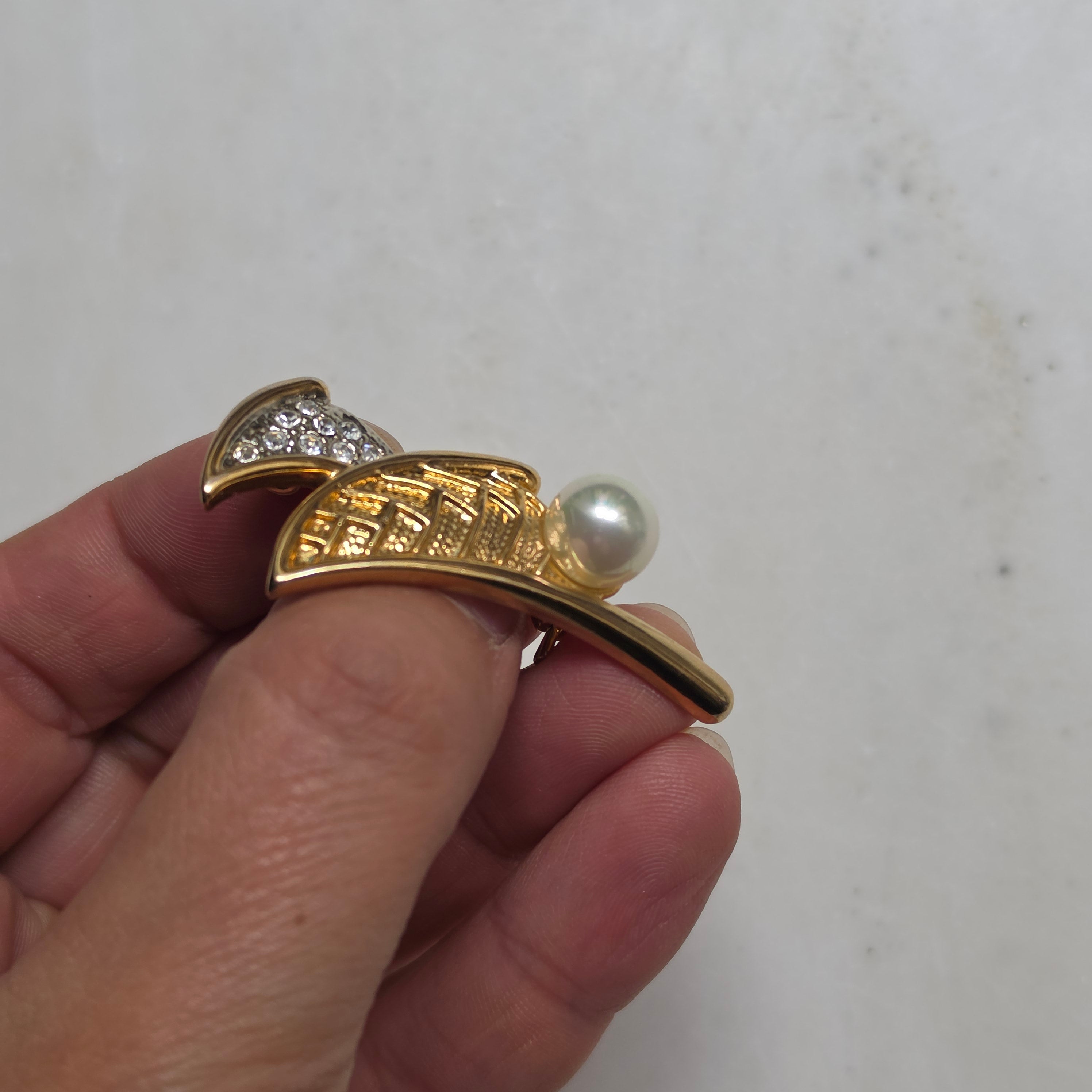 Elegante Vintage-Brosche im Segelschiff-Design – Goldfarben mit Kunstperle & Strass