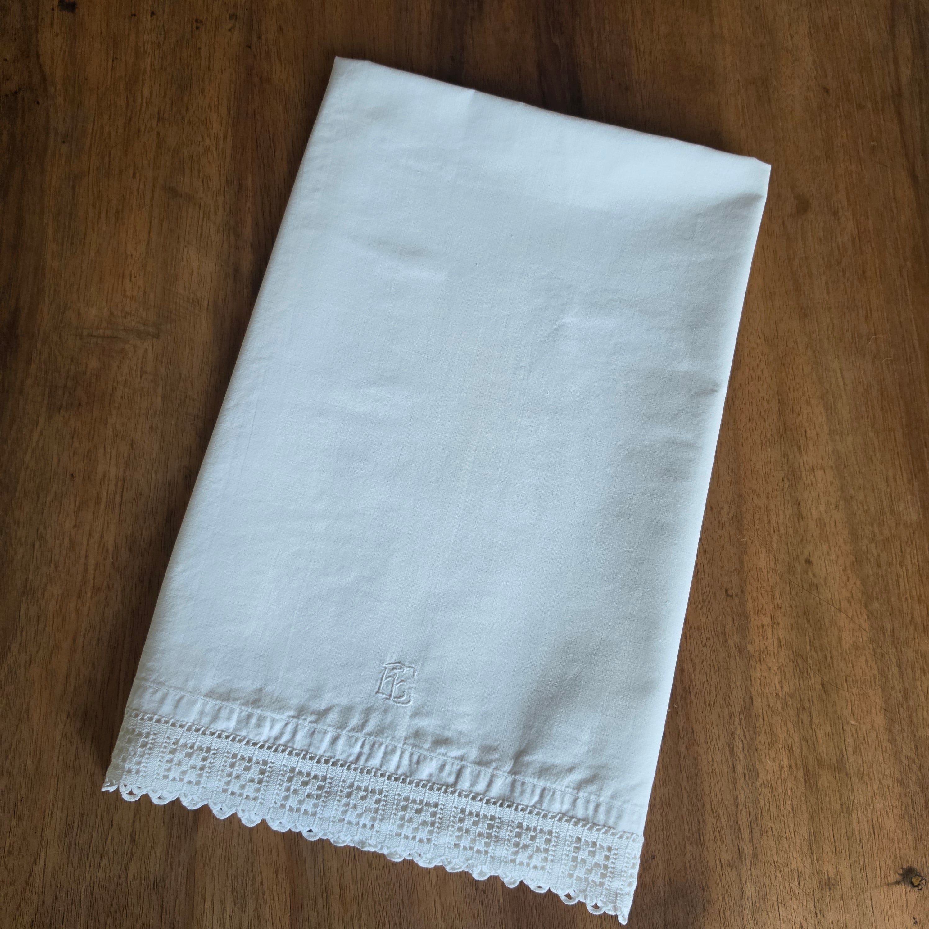 Antiker Baumwoll-Kissenbezug mit handgearbeiteter Klöppelspitze & Monogramm - Reine weiße Baumwolle 80x80cm