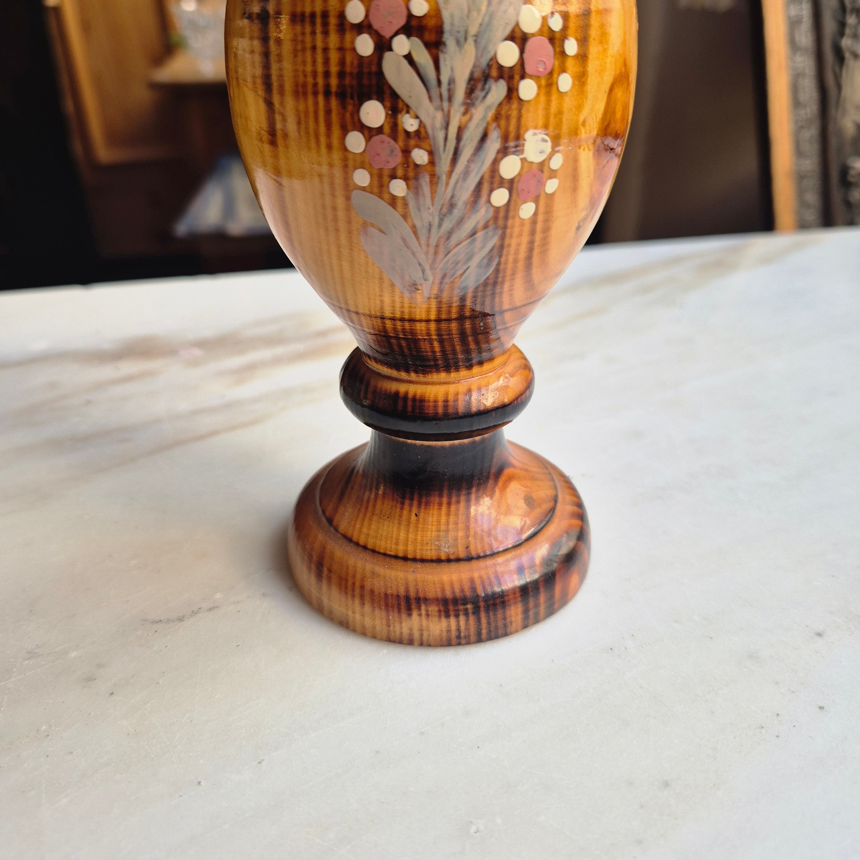 Handbemalter Kerzenständer aus Holz im rustikalen Design