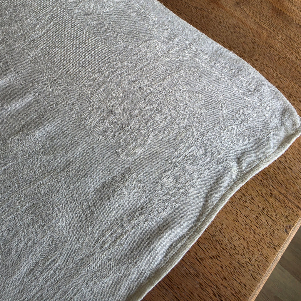 Antiker Damast-Tischläufer mit handgesticktem Monogramm – Vintage-Eleganz - 47x103cm