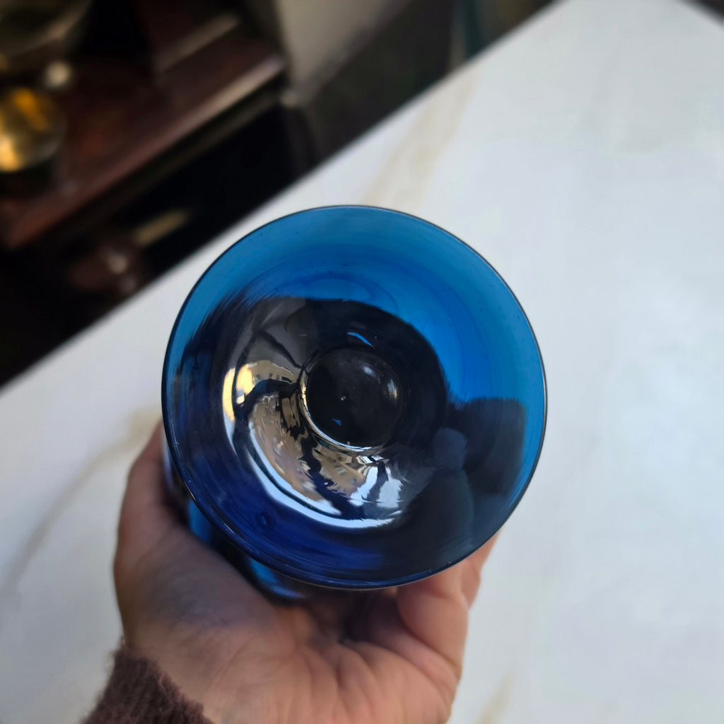 Mundgeblasene Kunstglas-Vase in Cobaltblau – Elegantes Wirbel-Design