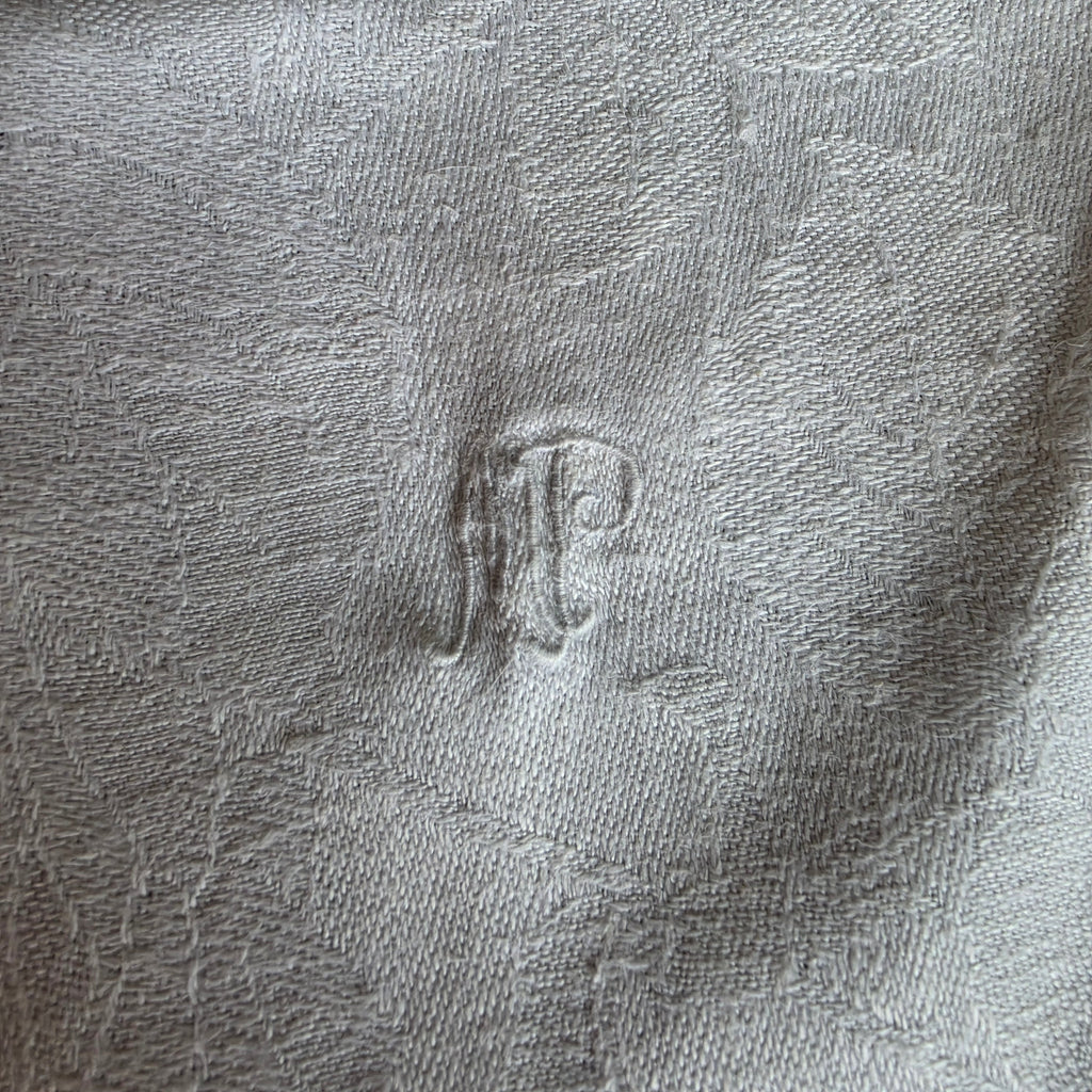Antikes Leinen-Damast-Handtuch mit Rosenmuster & Monogramm M.P. - 45x103