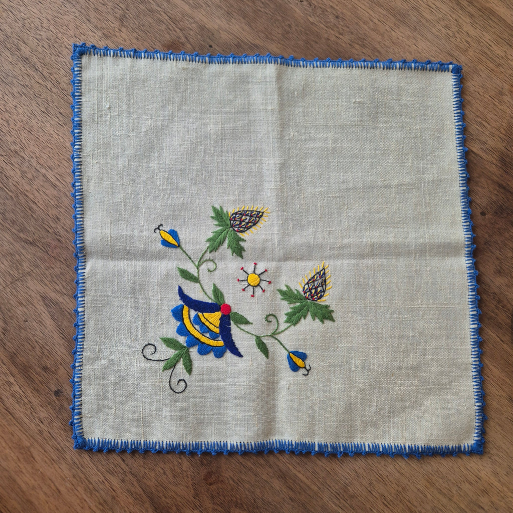 Kleines DDR Zierdeckchen Leinen Handgestickt 32x32cm