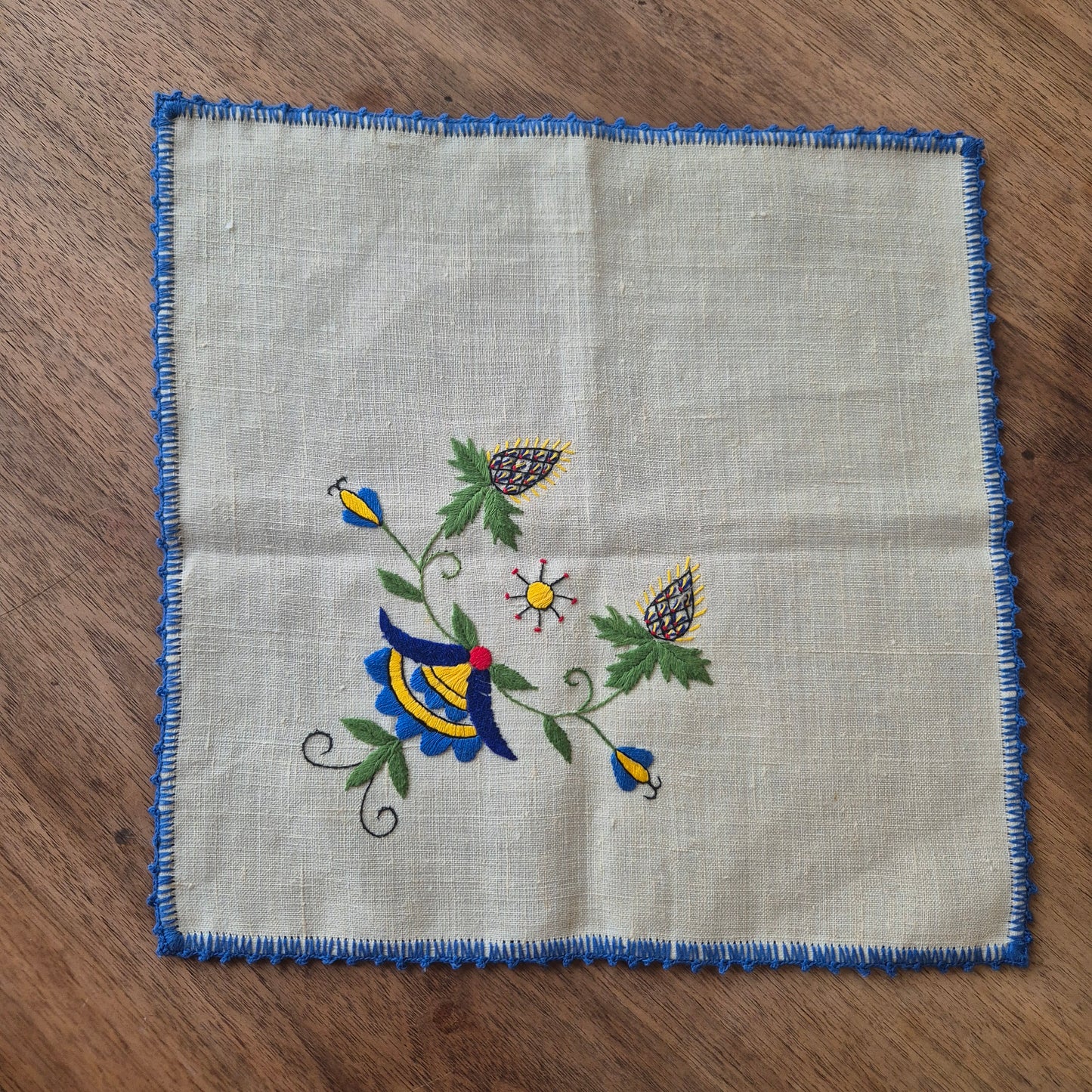 Kleines DDR Zierdeckchen Leinen Handgestickt 32x32cm