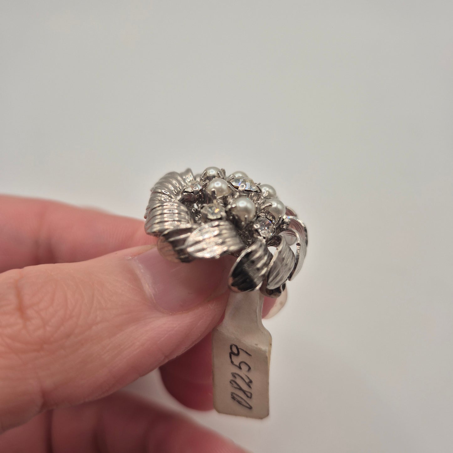 Feine 50er Jahre Brosche Blume Blüten Silber Strasssteine edel