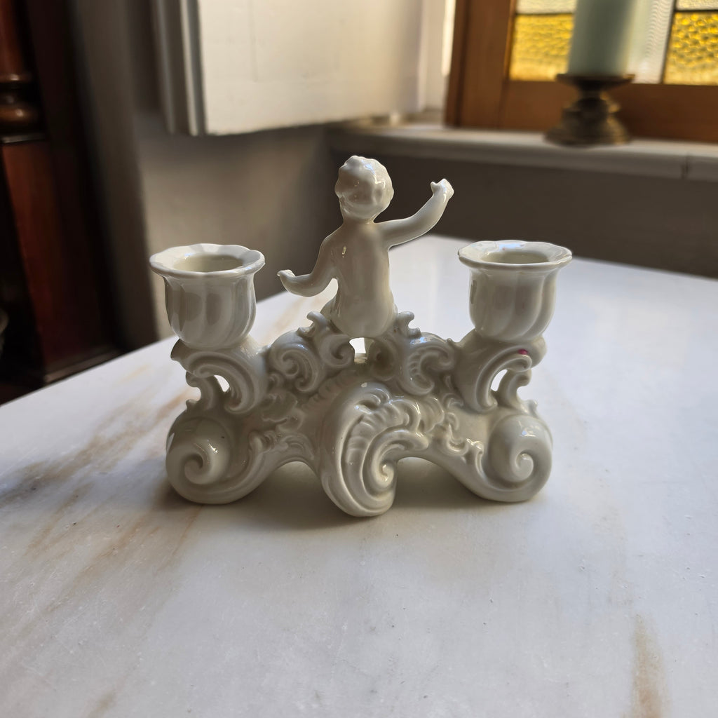Antiker 2-flammiger Porzellan-Kerzenhalter mit Engel - Putte – Rococo-Stil