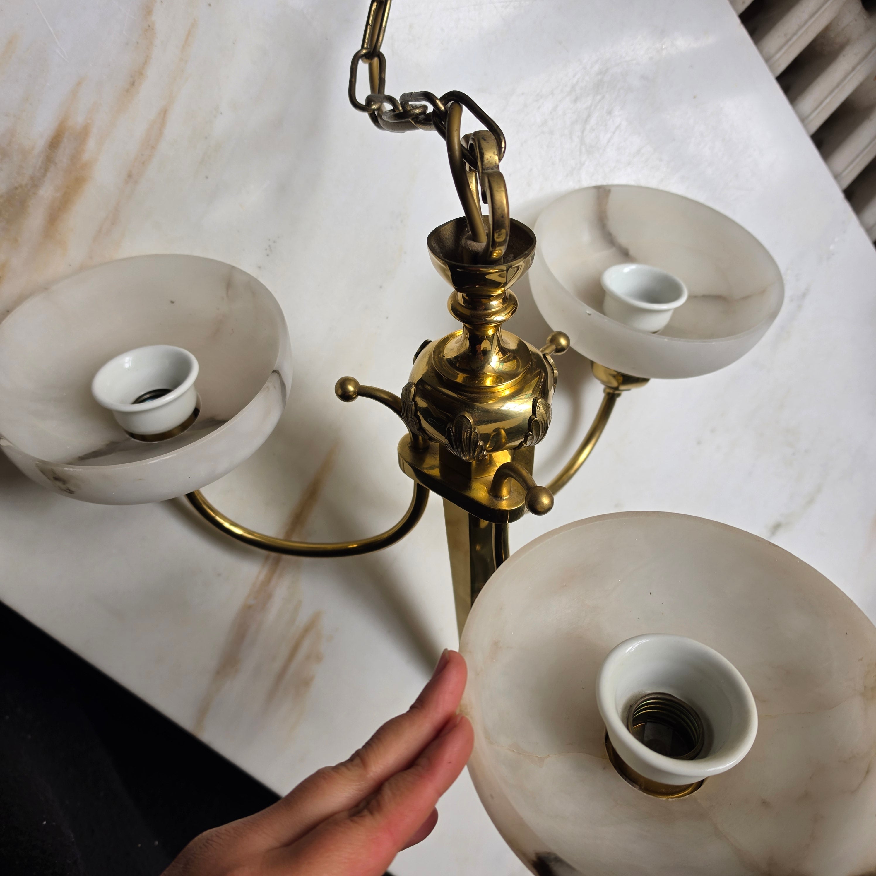 Art Jugendstil Deckenlampe - 3-armig mit Marmoroptik Glasschalen und Messing
