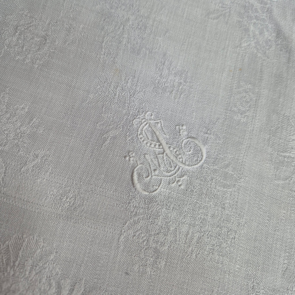 Antike Jugendstil Serviette/Mitteldecke weiß 64x66cm Damast Blumen Stockflecken Monogram S.A.