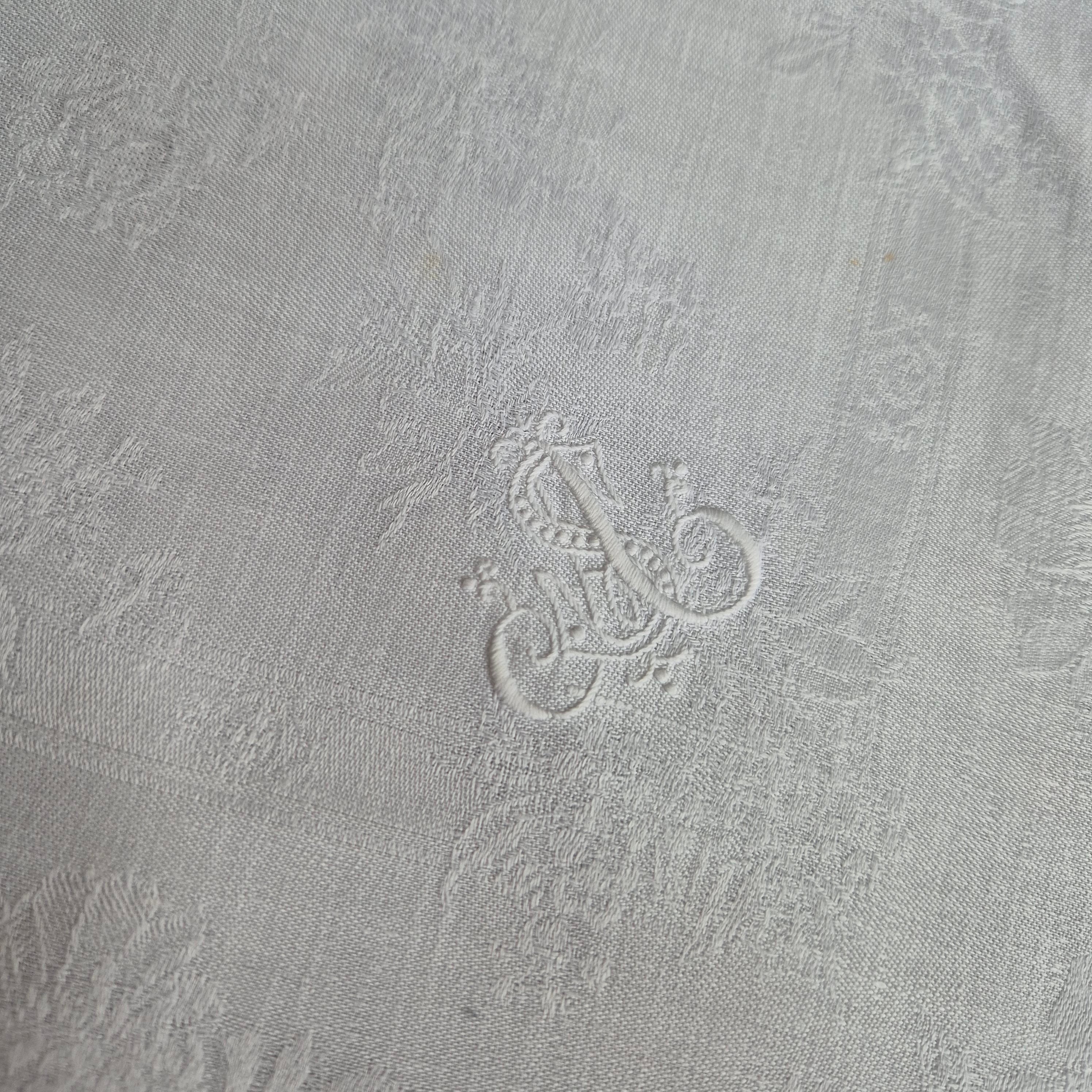 Antike Jugendstil Serviette/Mitteldecke weiß 64x66cm Damast Blumen Stockflecken Monogram S.A.