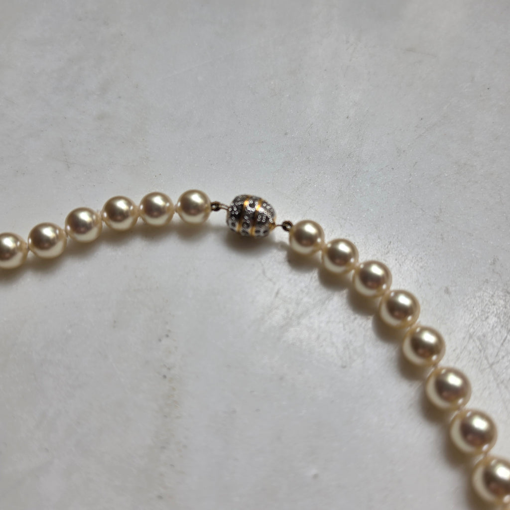 Elegante Perlenkette mit glitzerndem Kugelverschluss – Zeitlose Eleganz