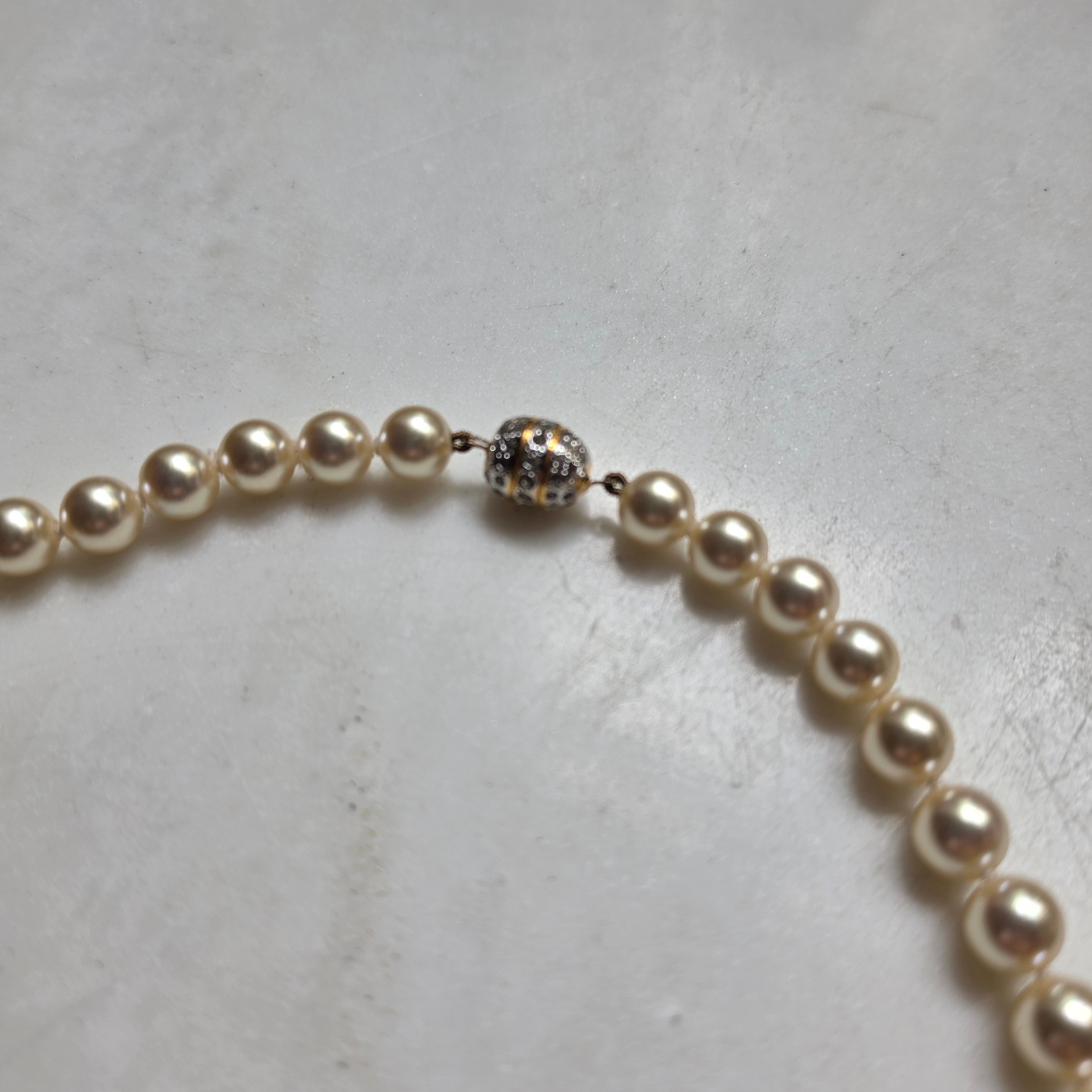 Elegante Perlenkette mit glitzerndem Kugelverschluss – Zeitlose Eleganz