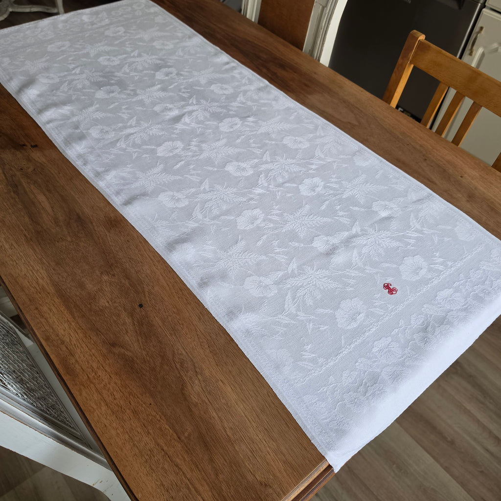Edler Vintage Damast-Tischläufer - Tischdecke mit rotem Monogramm „S.C.“ - Weiß - 50x125cm
