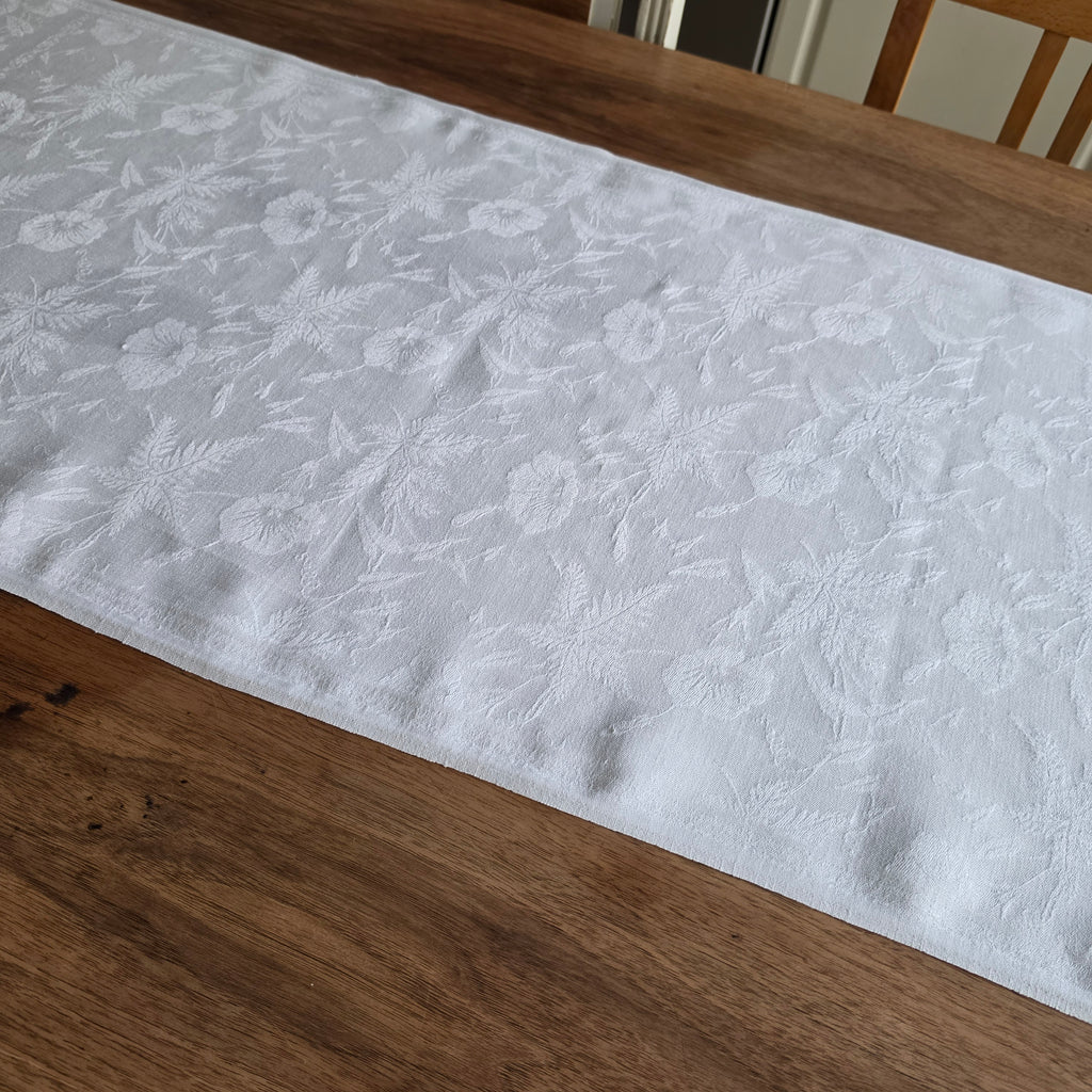 Edler Vintage Damast-Tischläufer - Tischdecke mit rotem Monogramm „S.C.“ - Weiß - 50x125cm