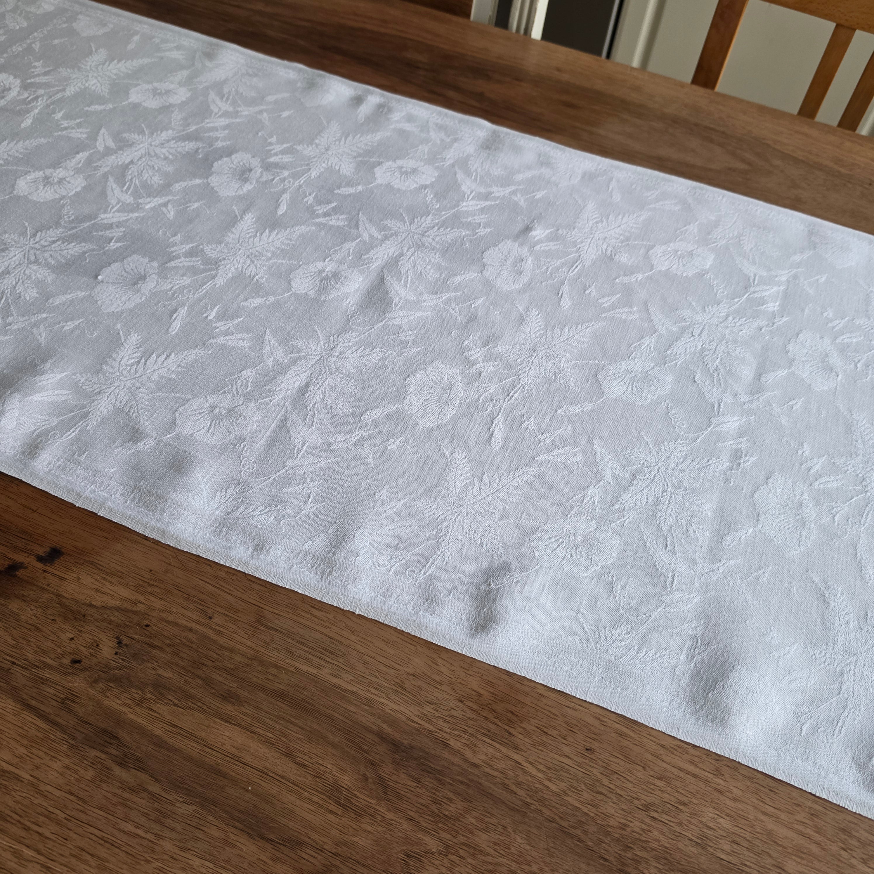 Edler Vintage Damast-Tischläufer - Tischdecke mit rotem Monogramm „S.C.“ - Weiß - 50x125cm