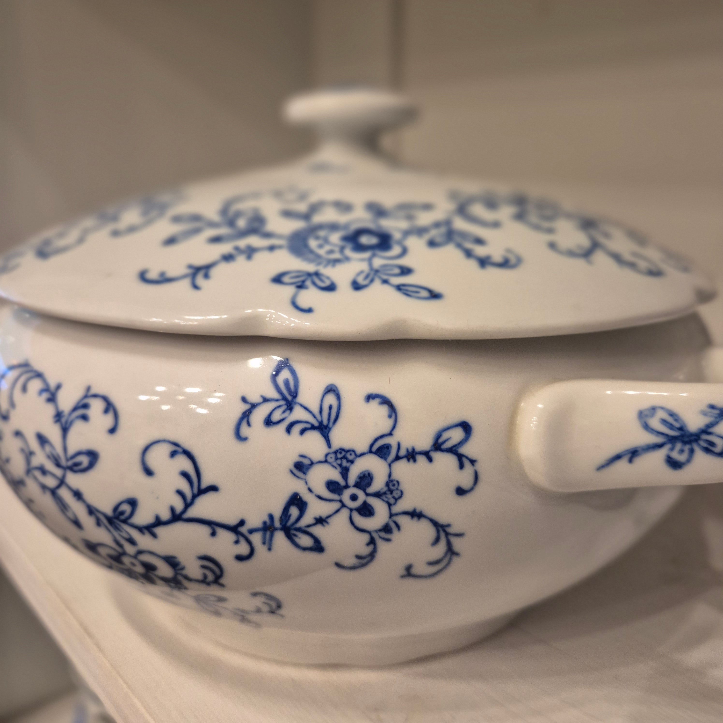 Antike Terrine Kalk Porzellan Eisenberg blau weiß Suppenterrine