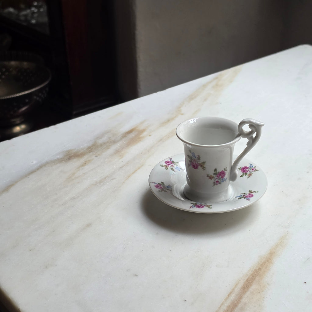 Vintage Kahla Mokkatasse / Espressotasse mit Untertasse – Romantisches Blümchendekor & Schwanenhals-Henkel