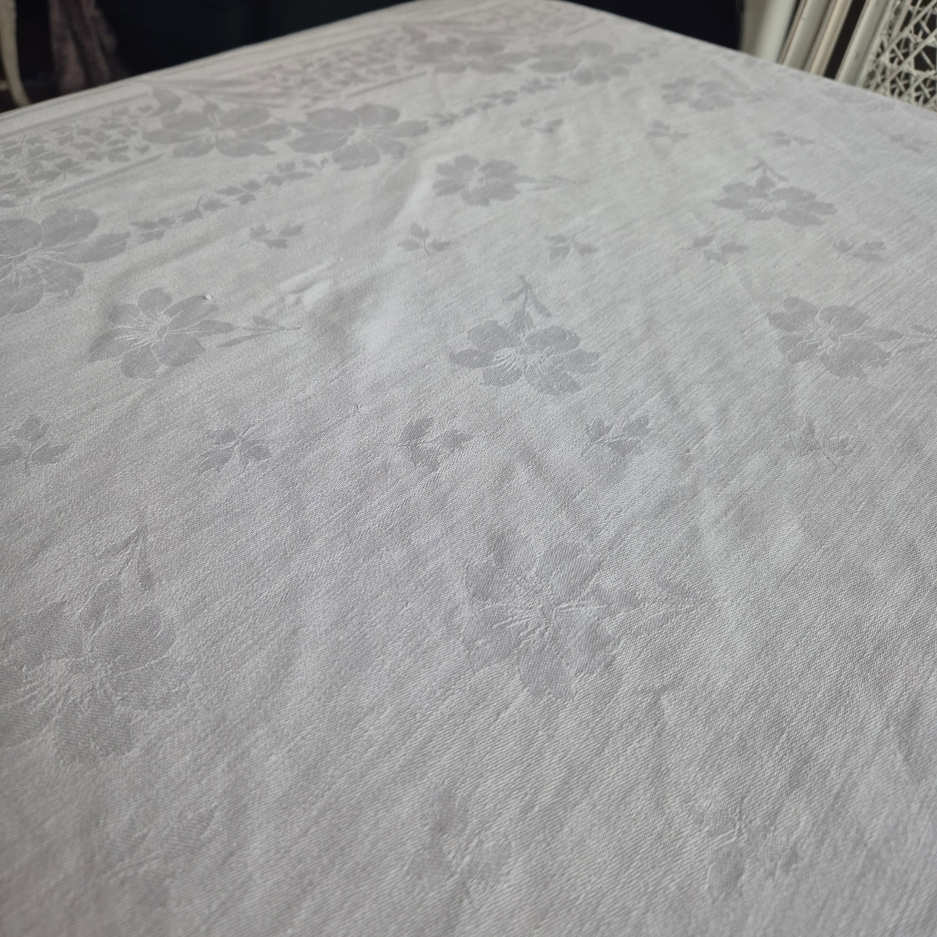 Vintage Tischdecke weiß 129x131cm Damast weiß Minimale Stockflecken
