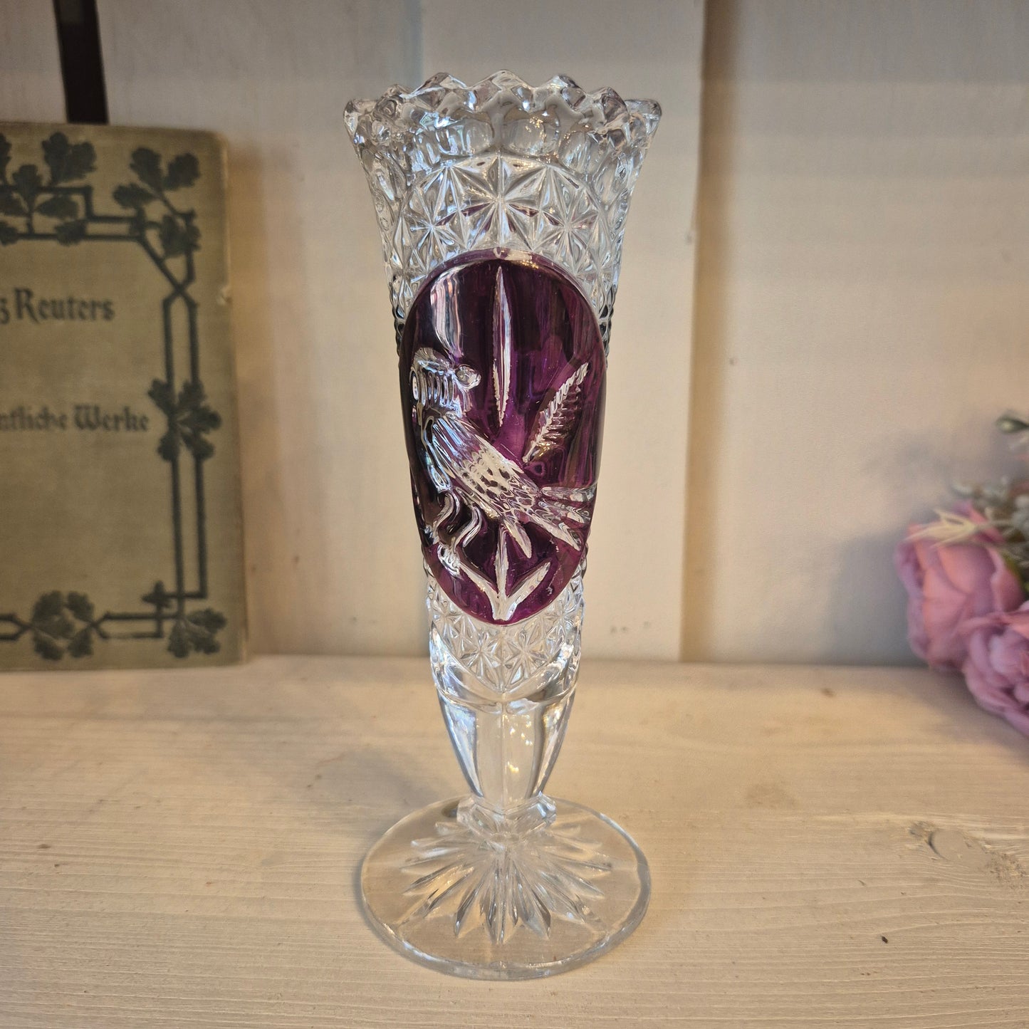 Vintage Bleikristall Hofbauer kleine Vase mit Vogelmotiv Weinrot