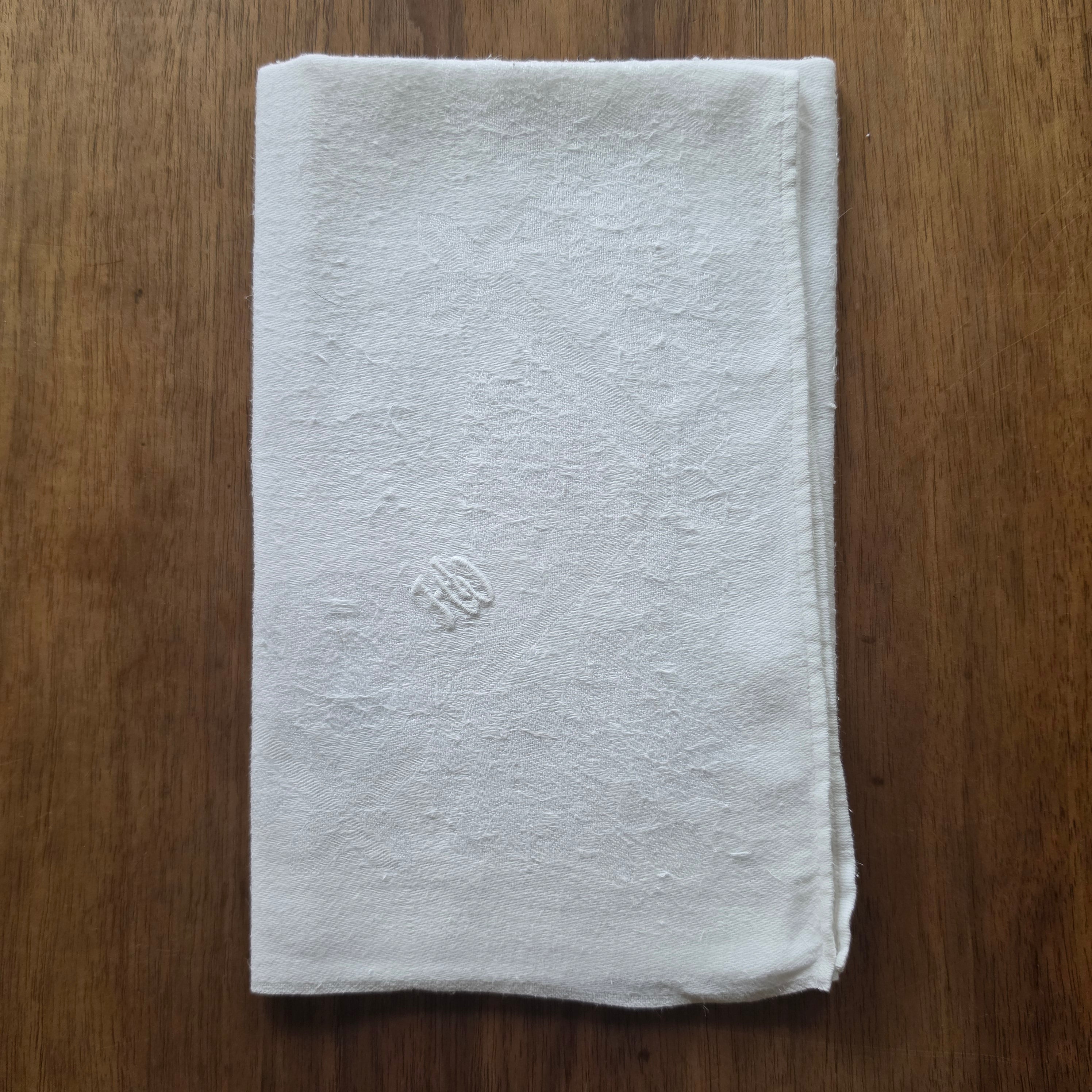 Antike Damast-Serviette mit floralem Webmuster - 45x48cm - Monogramm H.W.