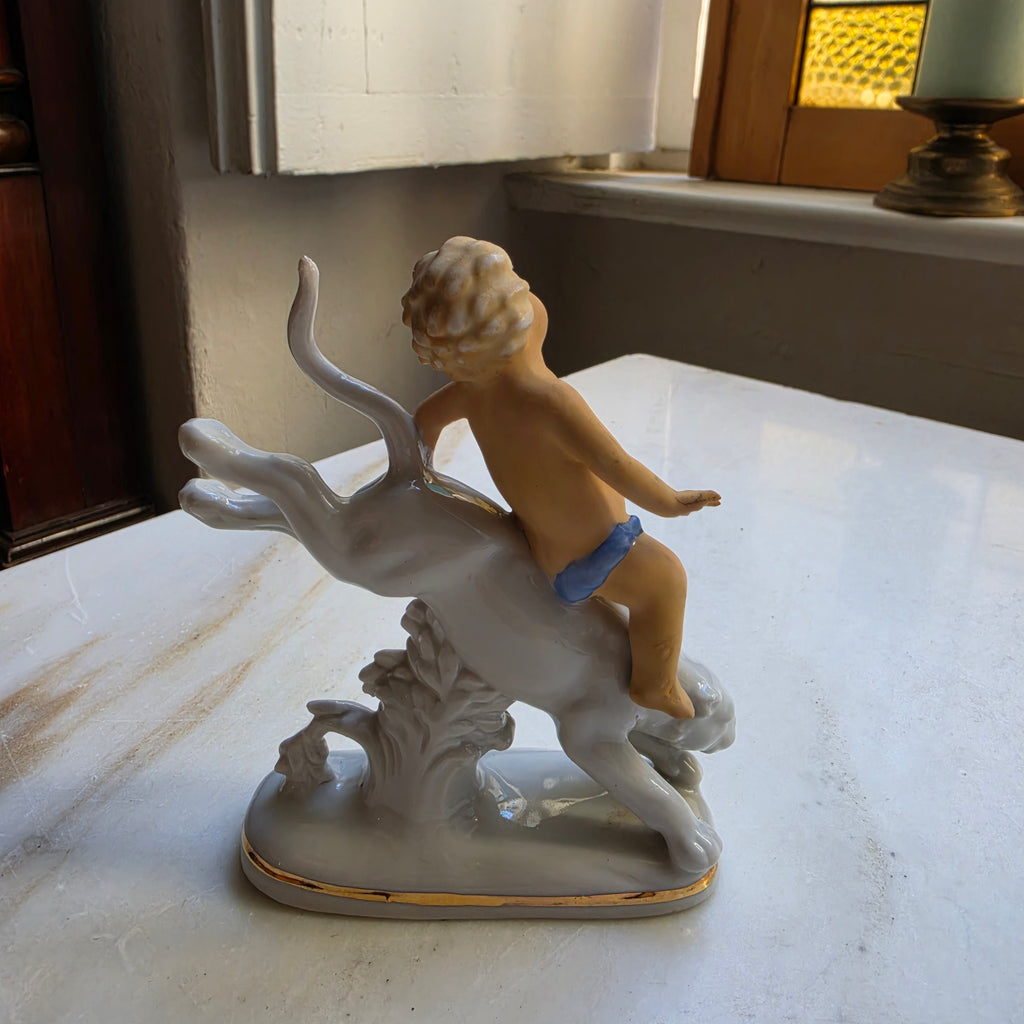 Antike handbemalte Putto auf Raubtier Panther Figur Porzellan