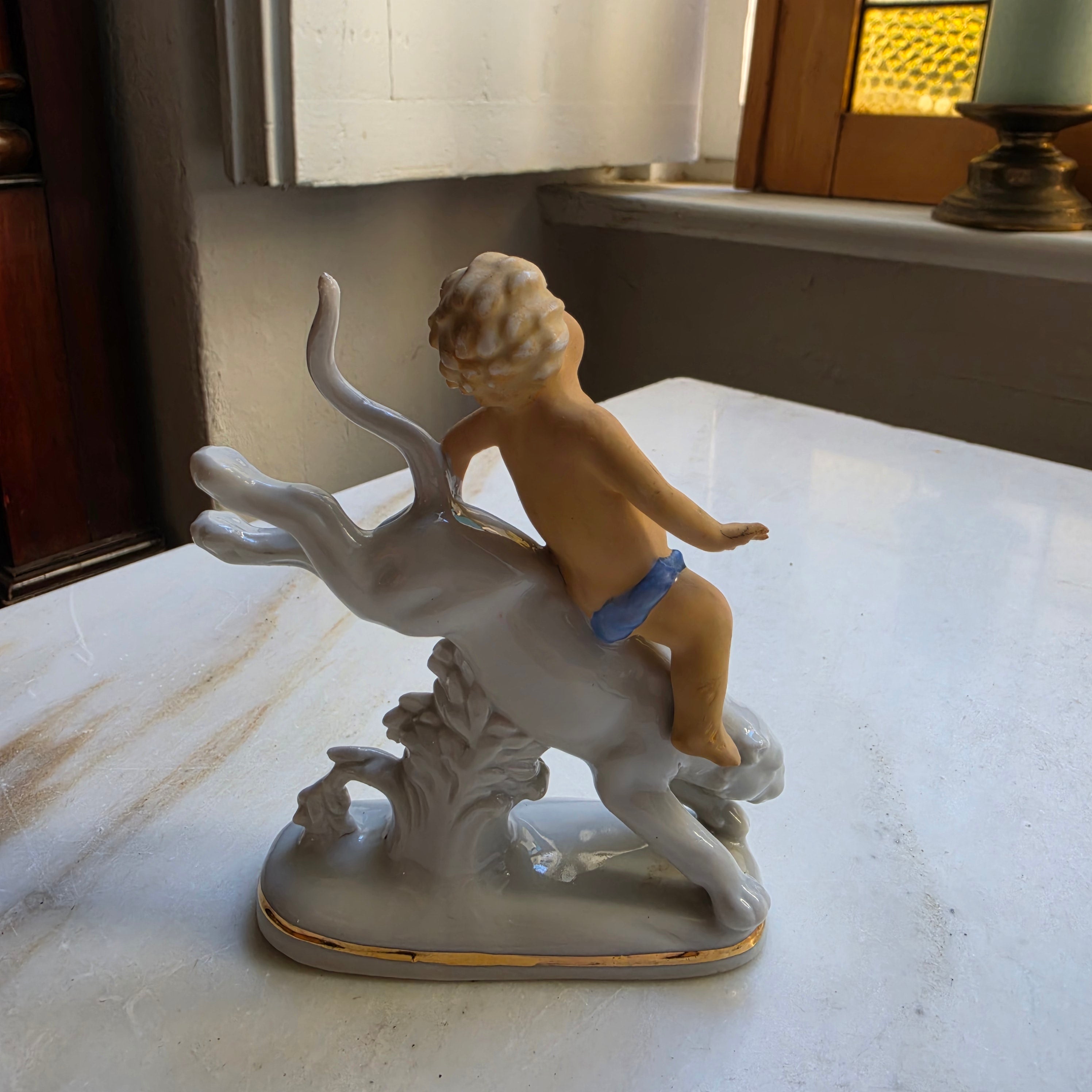 Antike handbemalte Putto auf Raubtier Panther Figur Porzellan