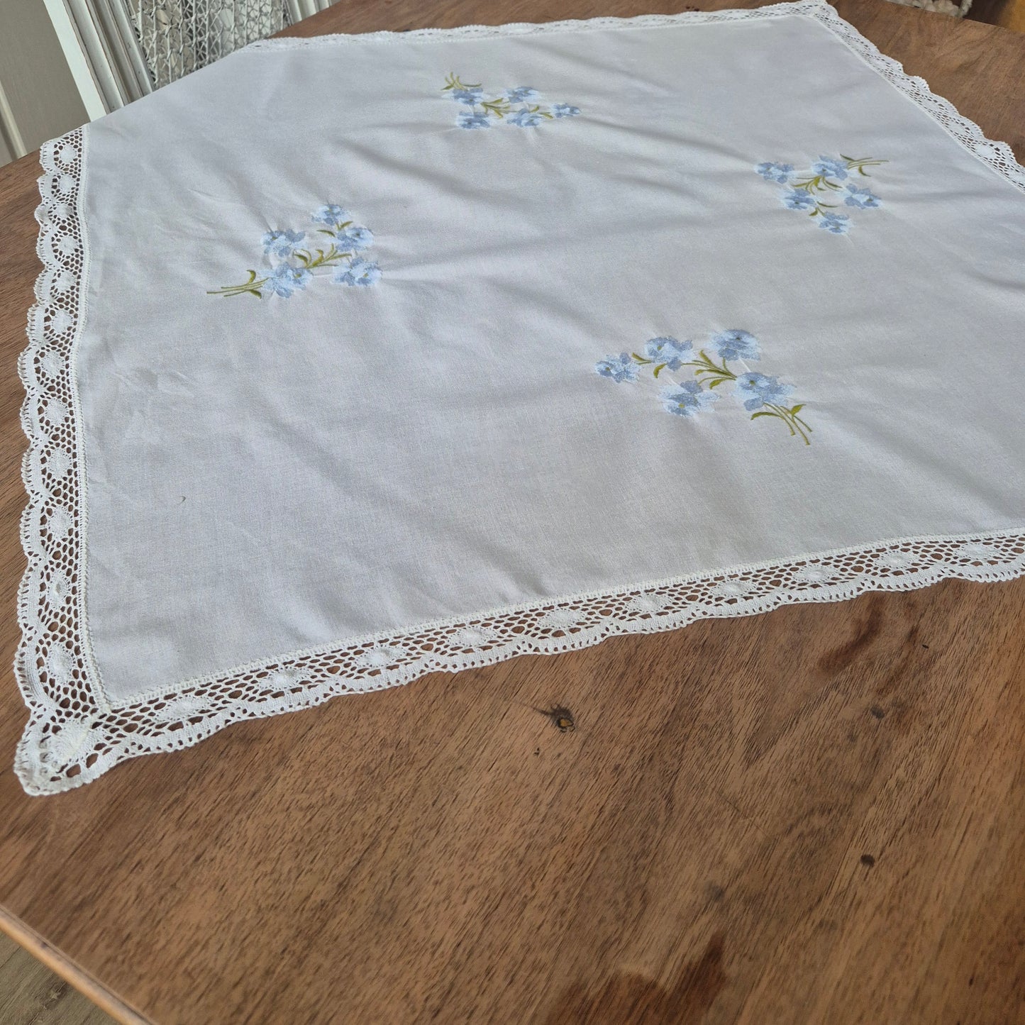 Vintage Tischdecke Baumwolle mit Blumenstickerei und durchbrochener Spitze 82x79cm