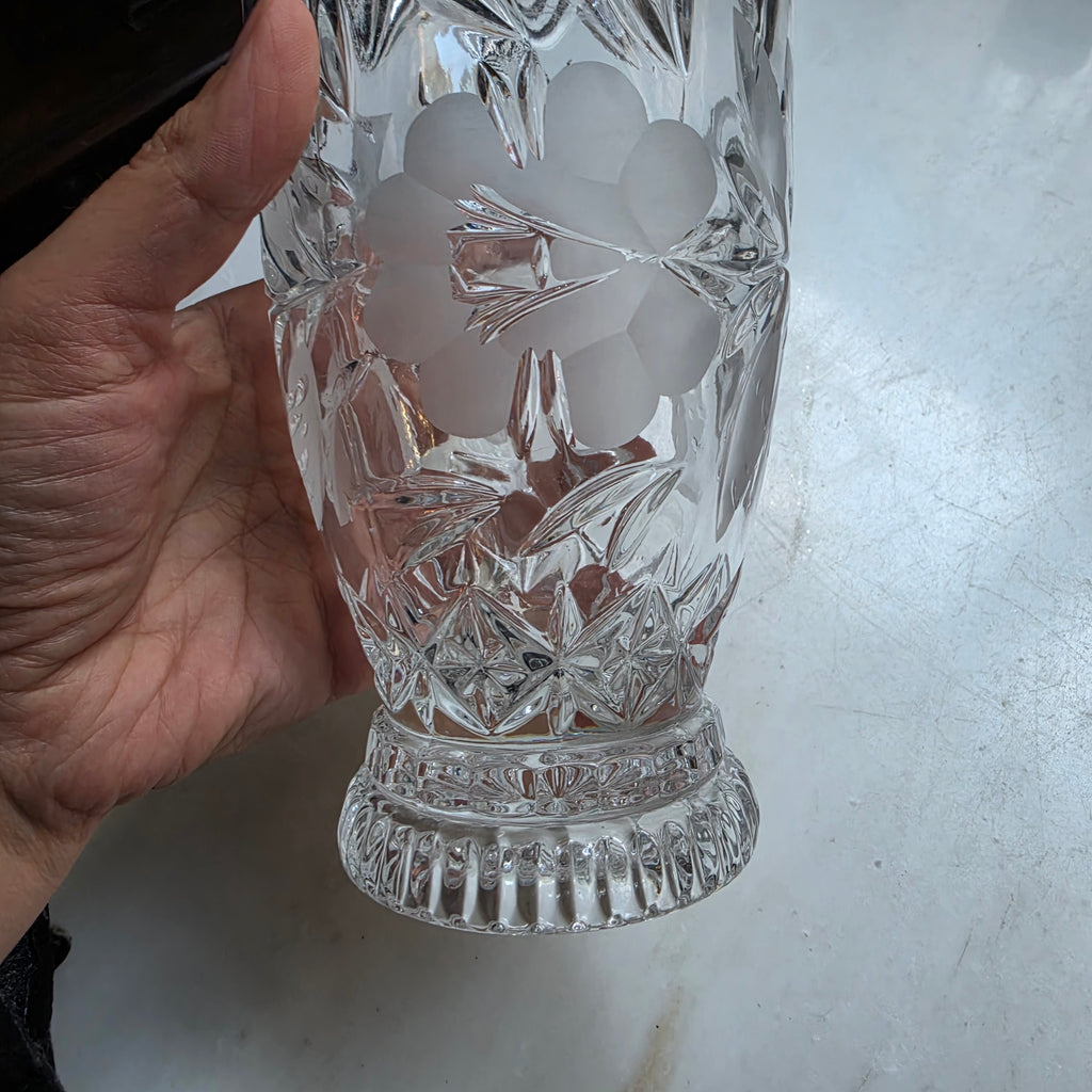 Vintage Kristall-Vase mit floraler Gravur & Wellenrand | Handgeschliffenes Bleikristall, Bogenrand-Prunkvase