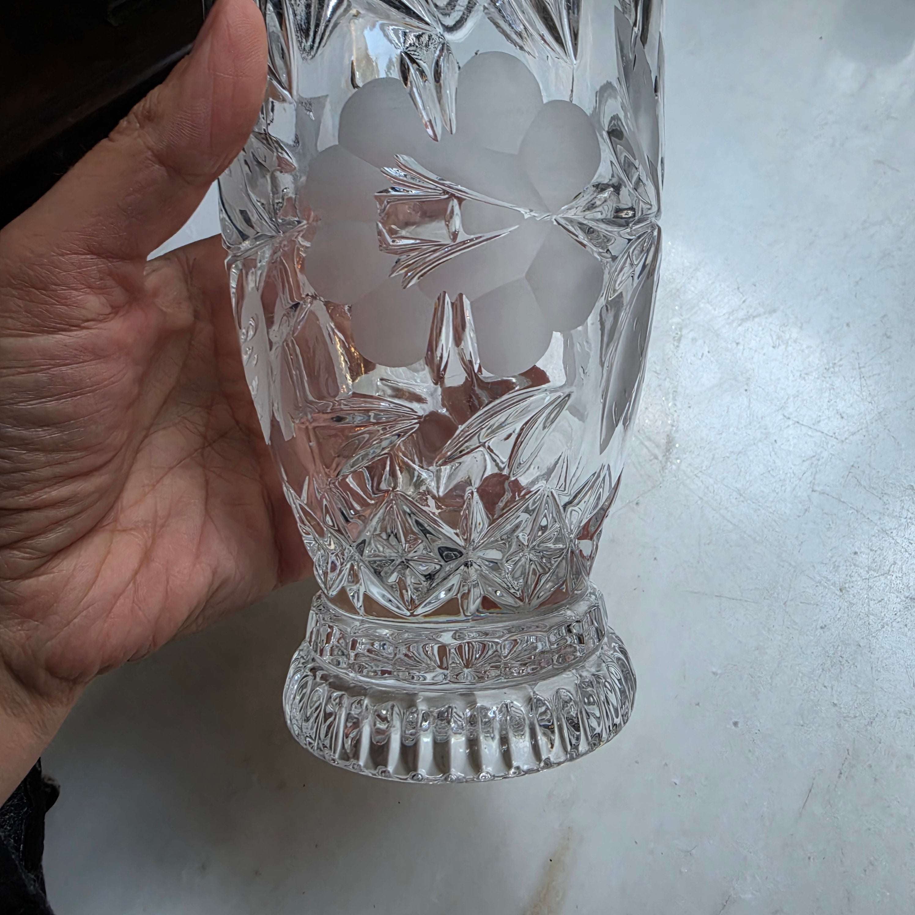 Vintage Kristall-Vase mit floraler Gravur & Wellenrand | Handgeschliffenes Bleikristall, Bogenrand-Prunkvase