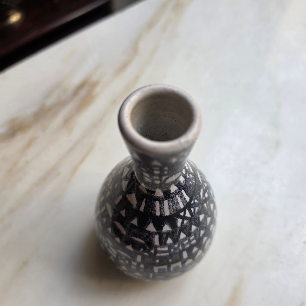 Artisan Keramik-Vase, handbemalt im folkloristischen Mid-Century-Stil