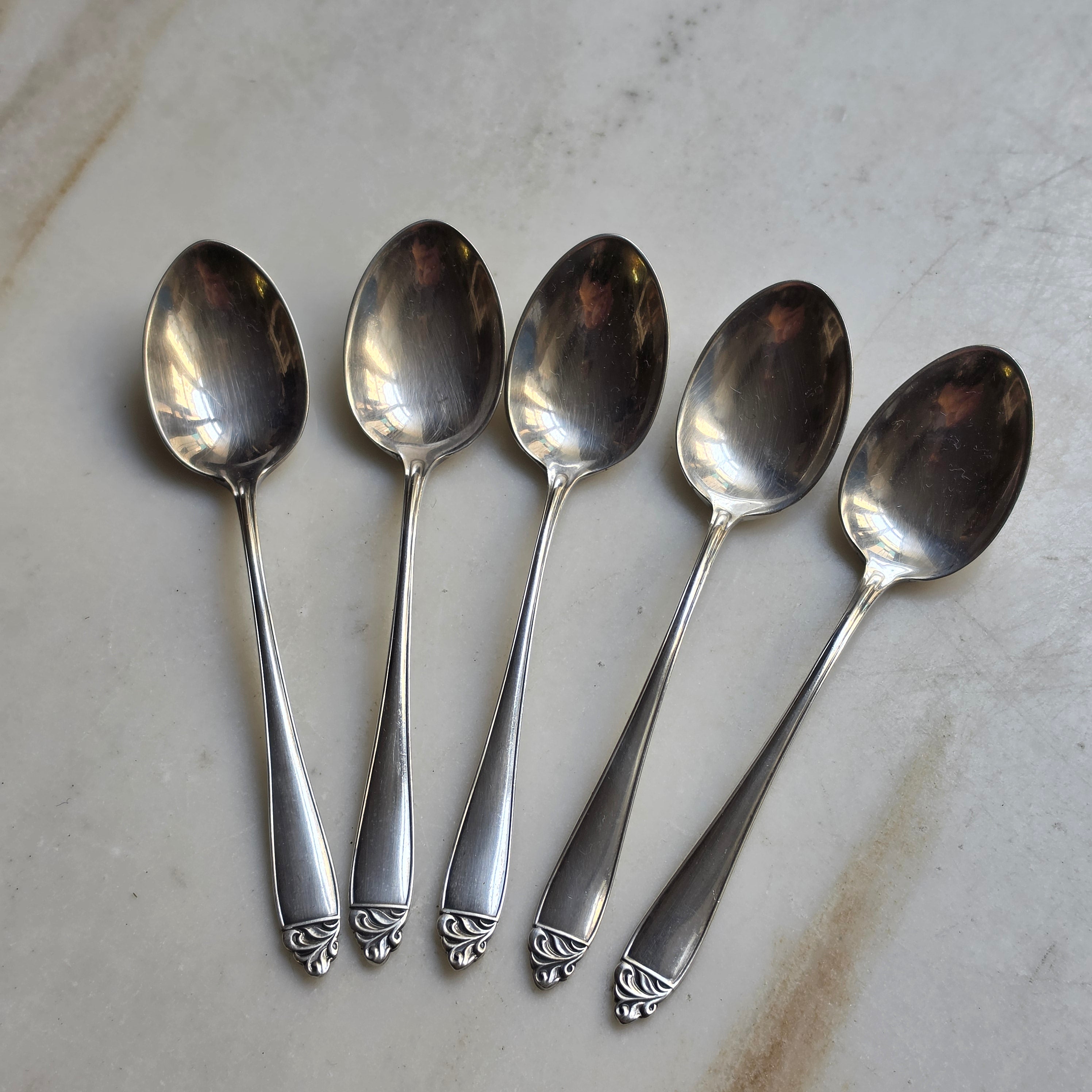 5er-Set Vintage Teelöffel / Kaffeelöffel mit elegantem Relief-Dekor