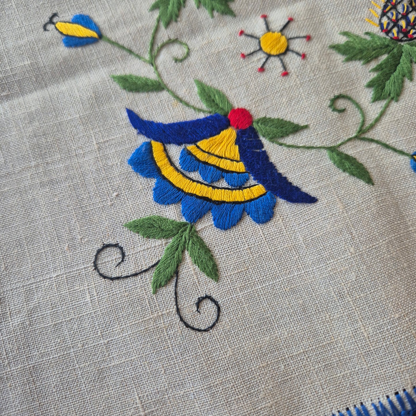 Kleines DDR Zierdeckchen Leinen Handgestickt 32x32cm