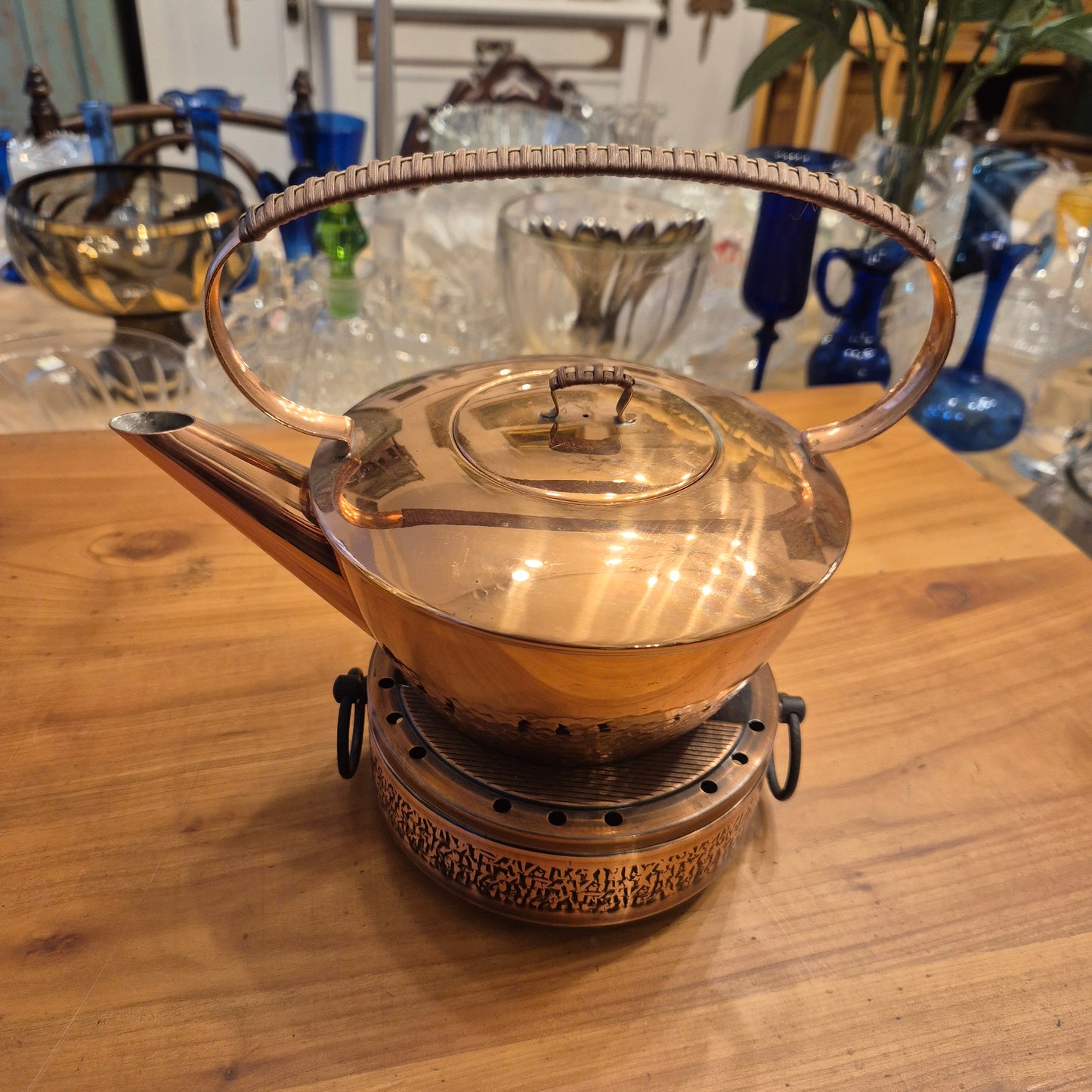 Vintage Kupferfarbende Teekanne mit Stövchen geflochtener Griff