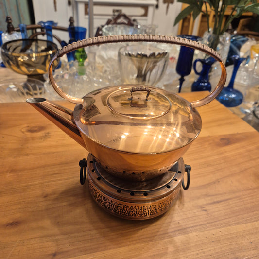 Vintage Kupferfarbende Teekanne mit Stövchen geflochtener Griff