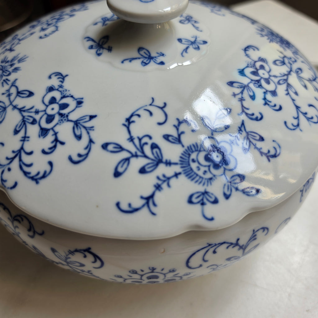 Antike Porzellan-Terrine mit Deckel – Blaues Unterglazur-Dekor - Porzellanfabrik Kalk, Eisenberg