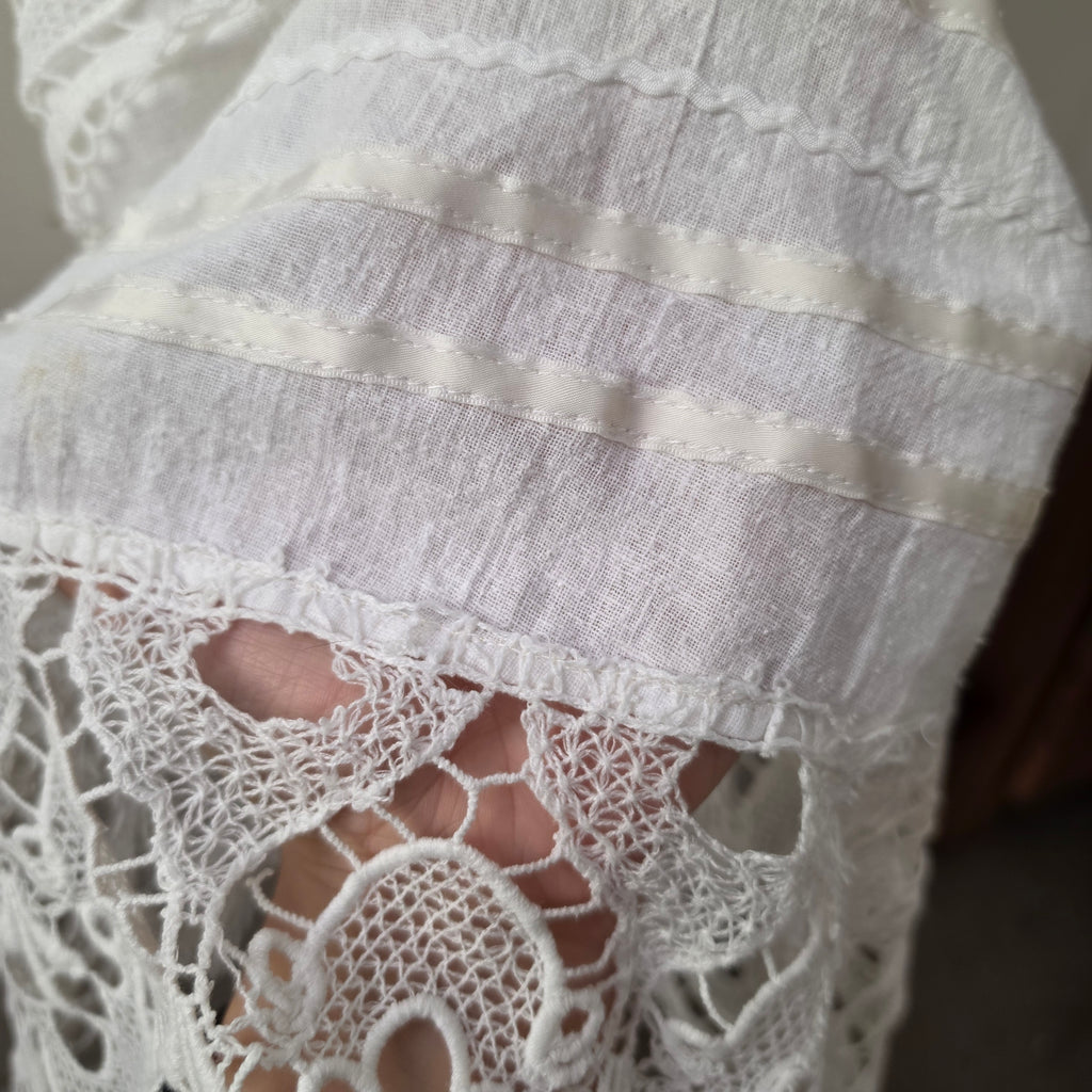 Romantisches Vintage Trägerkleid – Weißes Halbleinen & Spitze (Handgemachtes Unikat)