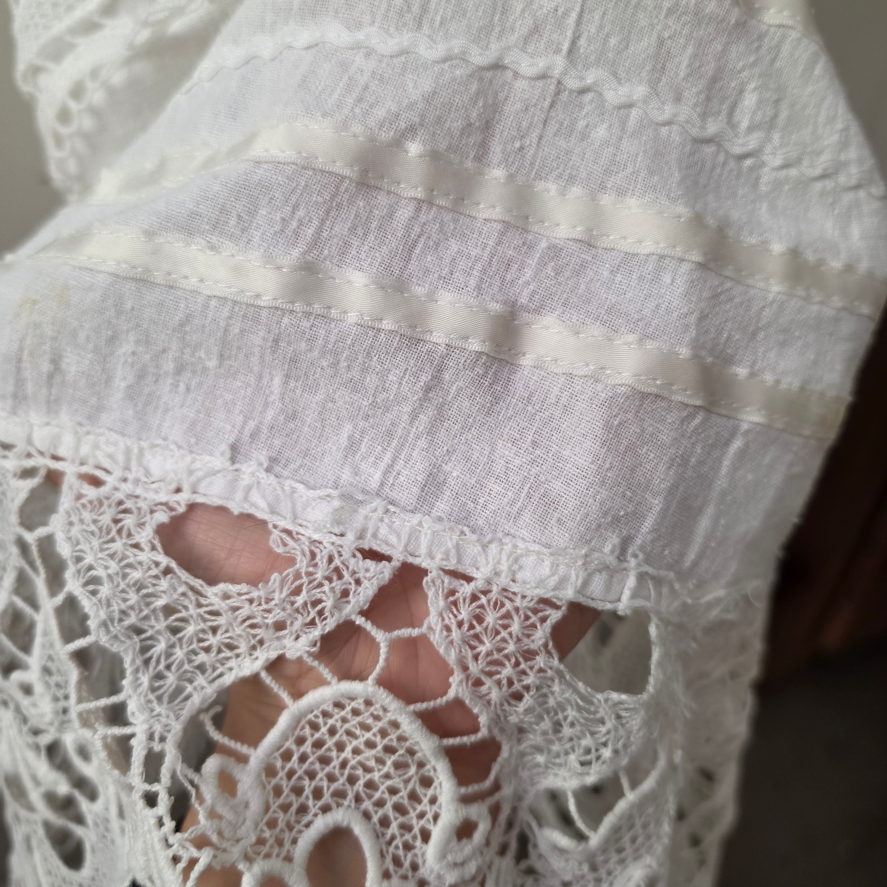 Romantisches Vintage Trägerkleid – Weißes Halbleinen & Spitze (Handgemachtes Unikat)