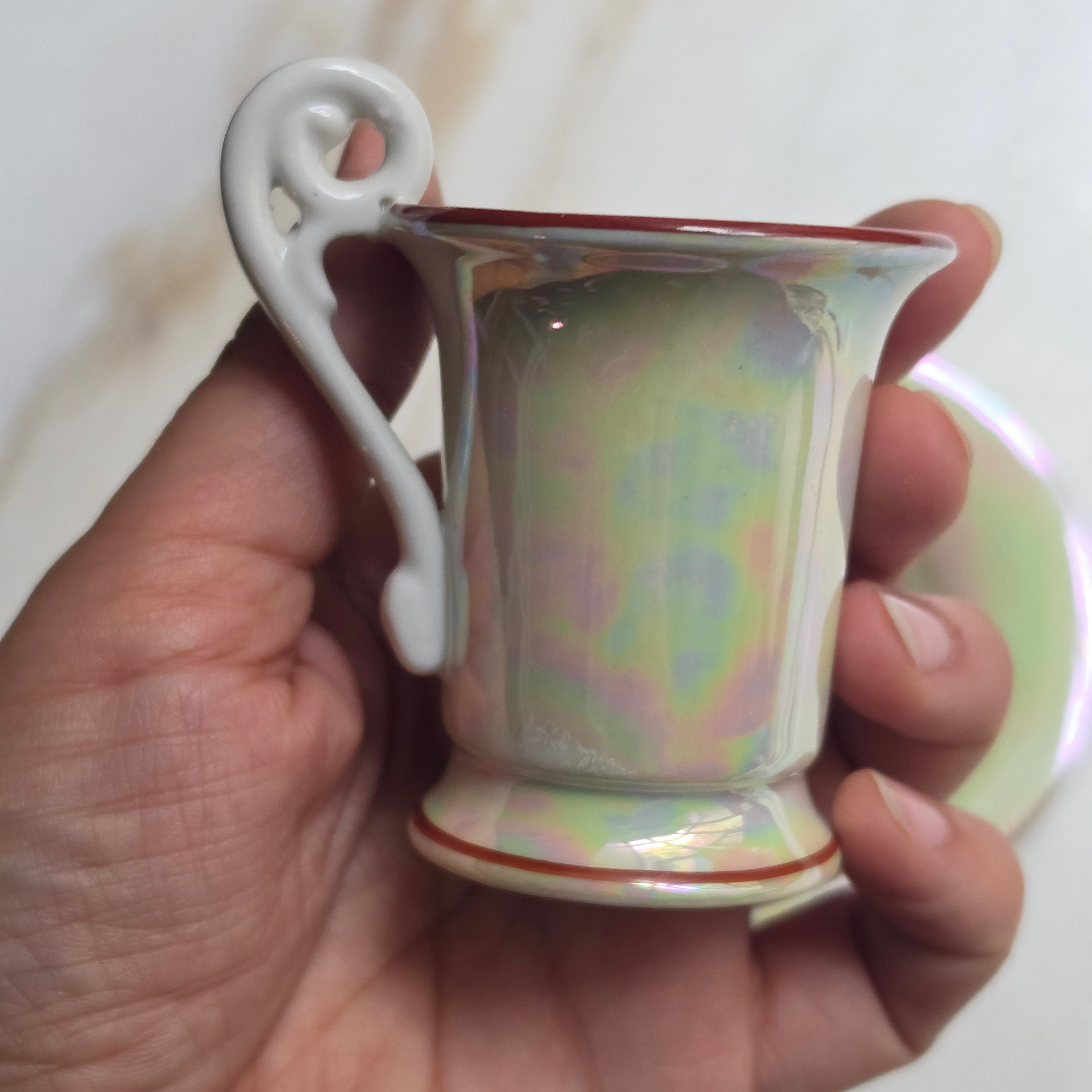 Vintage Mokkatasse mit Lüsterglasur & Romantik-Motiv – Porzellan Sammeltasse