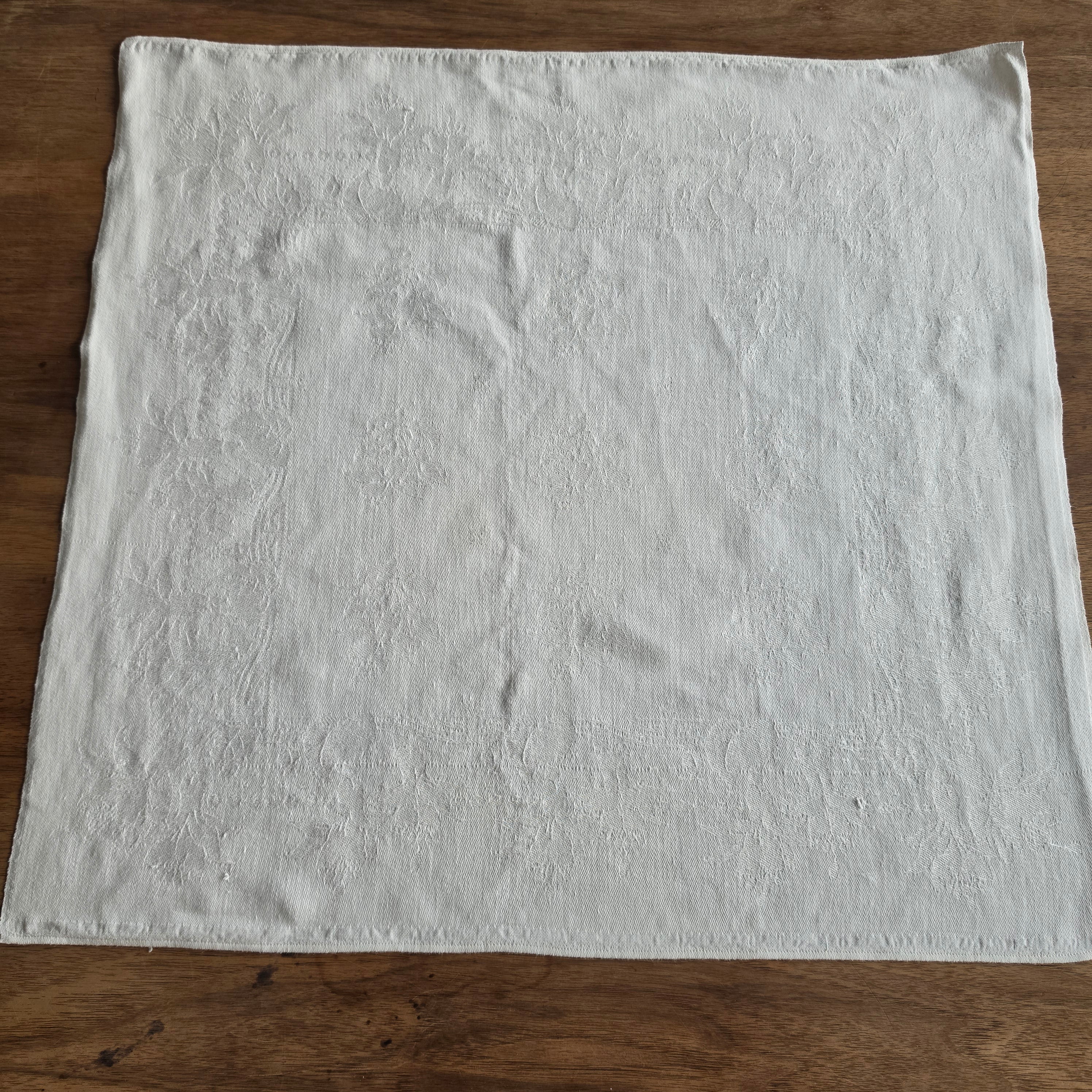 Edle Damast-Serviette / Mundtuch mit dezentem Blütenmuster – Klassische Eleganz in Weiß - 52x54cm