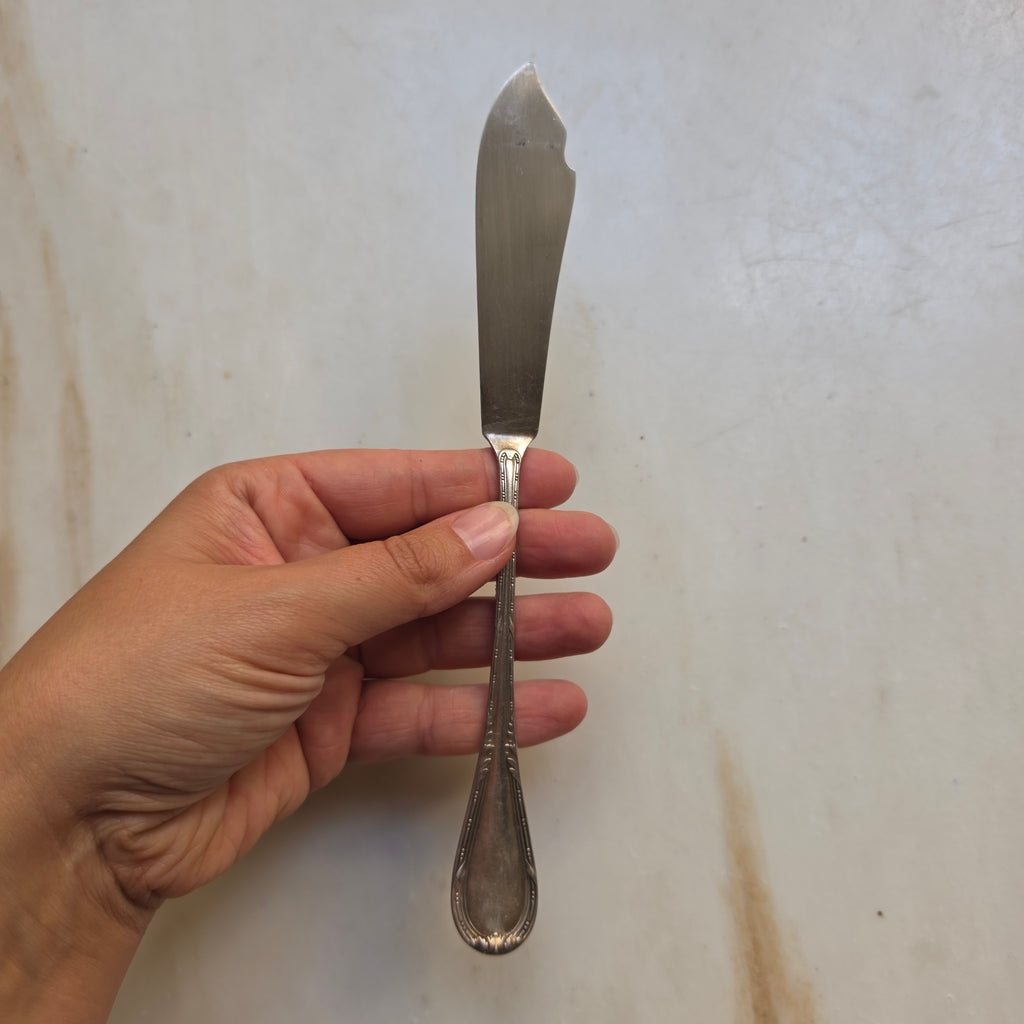 Edles Vintage Fischmesser / Serviermesser – Versilbert (90er Punzierung) mit klassischem Ornament-Dekor