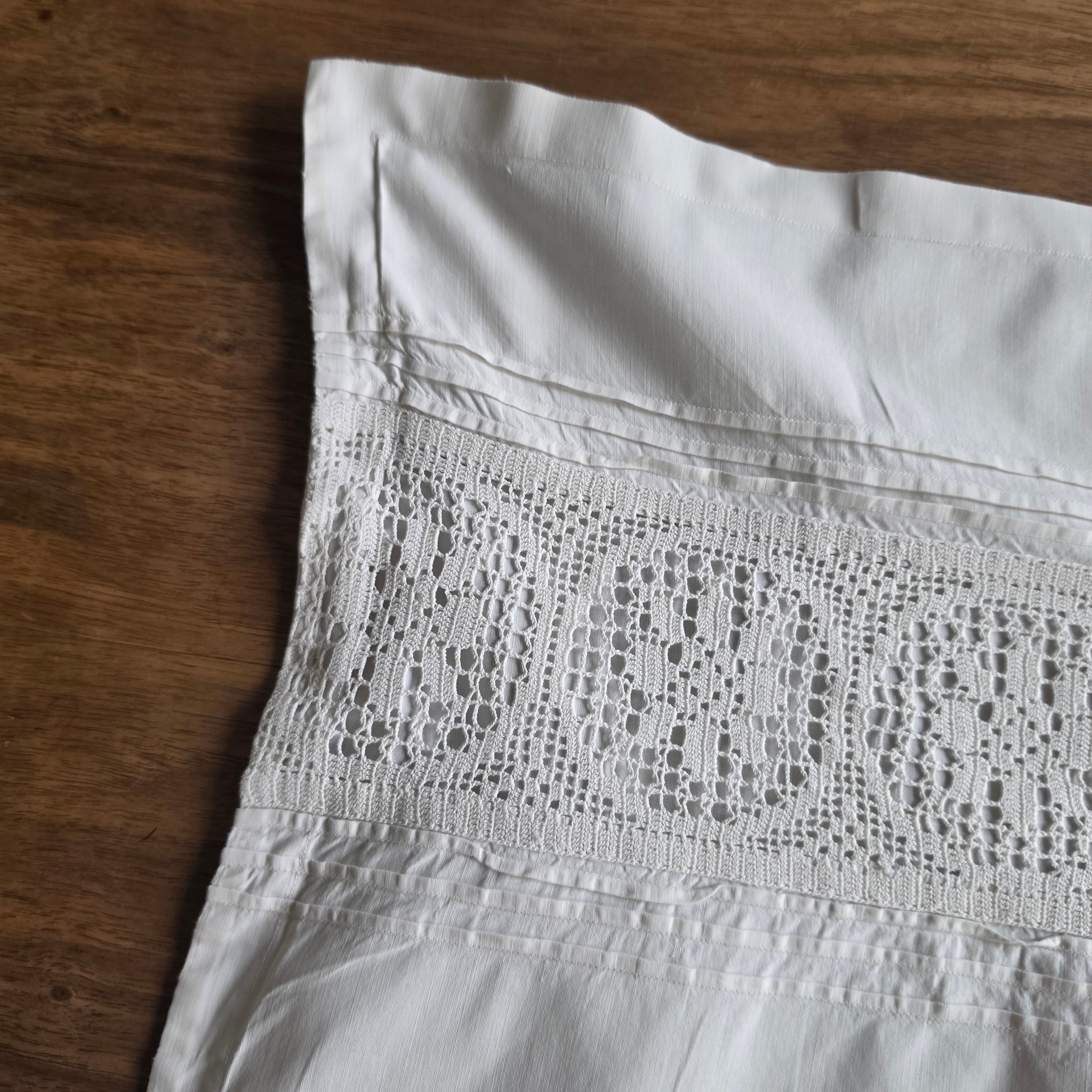 Baumwolle Upcycling-Potenzial pur: Shabby Chic Kissenhülle mit Häkelspitze - 65x75cm