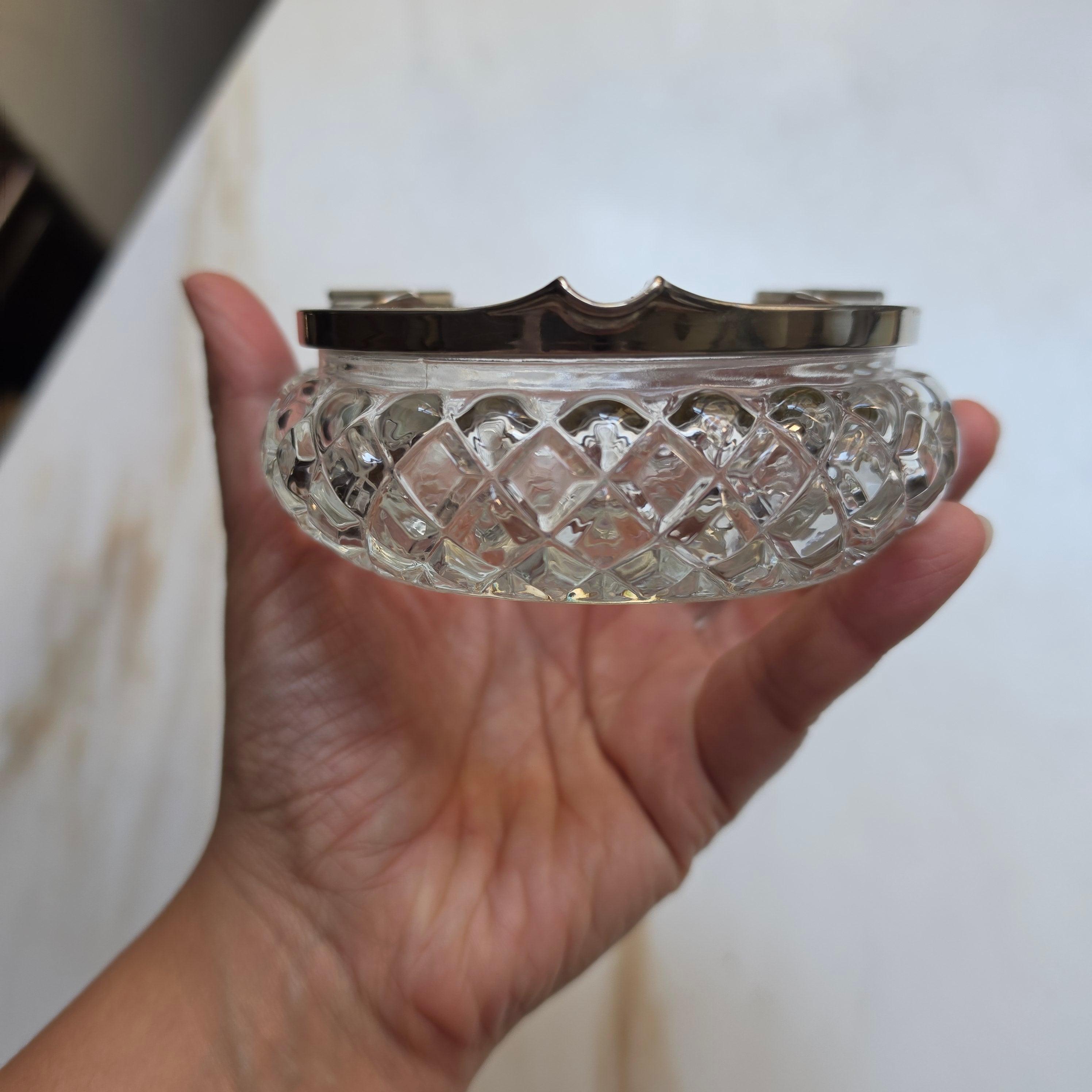 Vintage Kristall-Aschenbecher mit versilbertem Metallrand | Mid-Century Glas-Aschenbecher mit Rautenschliff