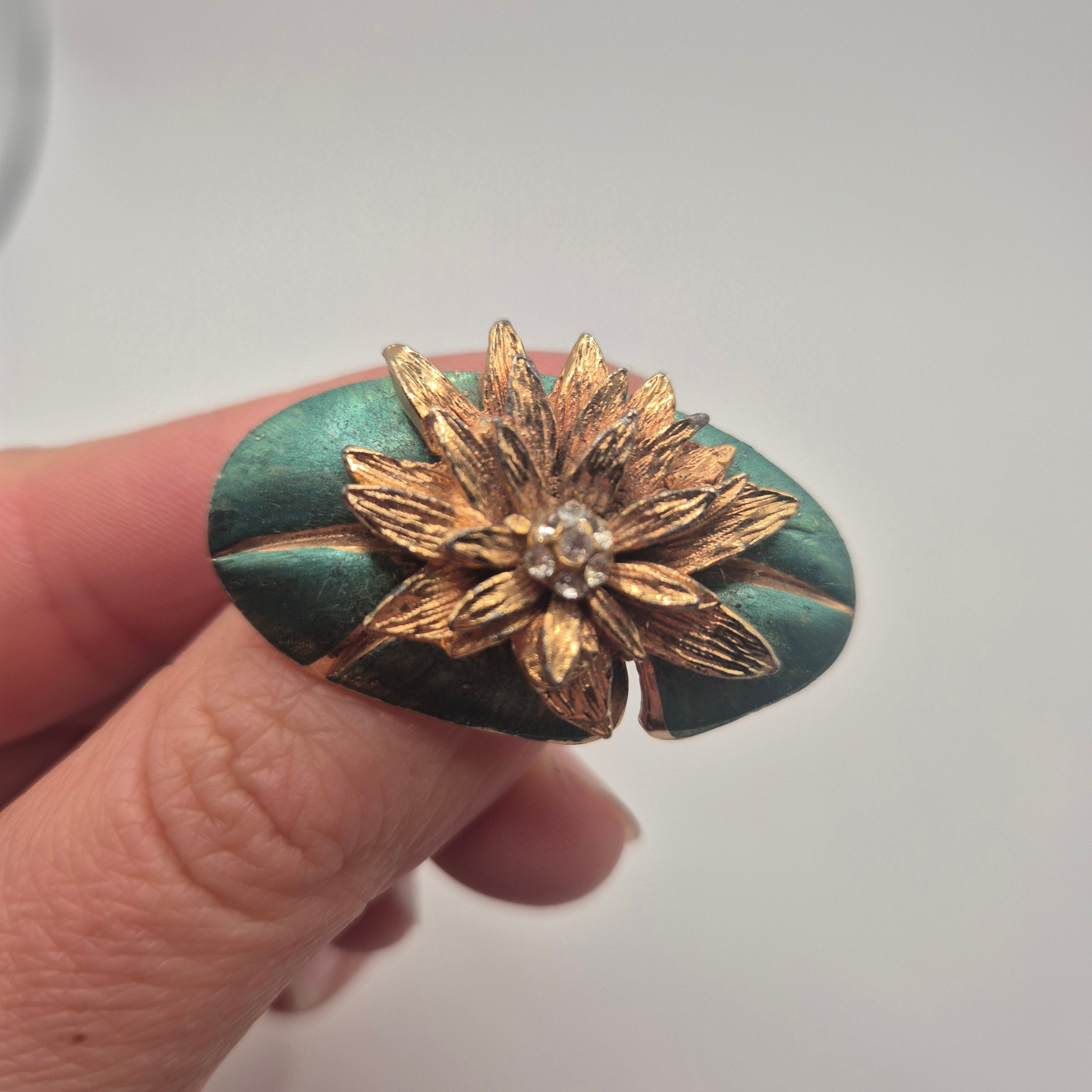Vintage Seerosen-Brosche mit echter Patina – Gold/Grün