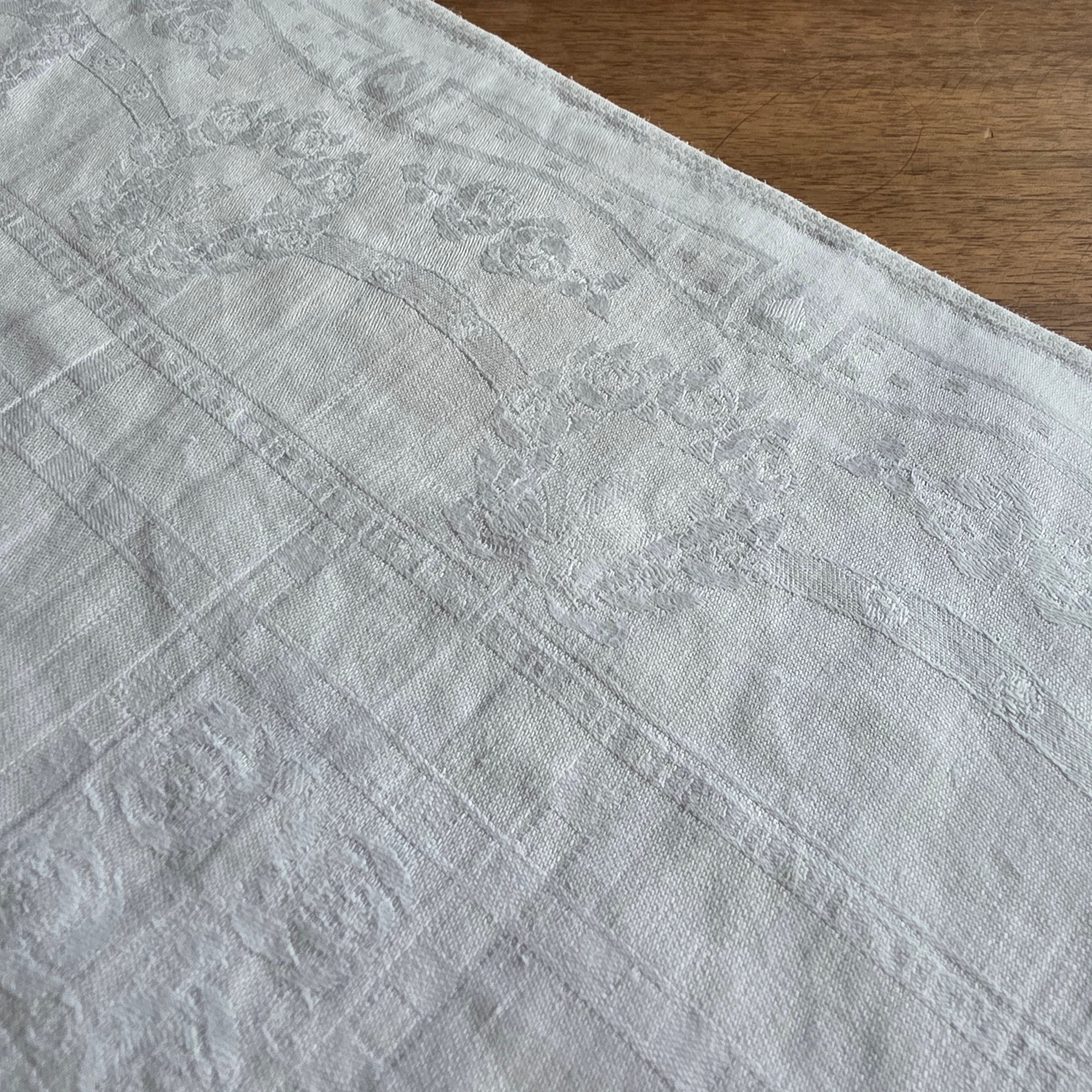 Vintage Damast-Mitteldecke / Prachtserviette mit Rosen-Jacquard & Handmonogramm „GK“ - 60x60cm