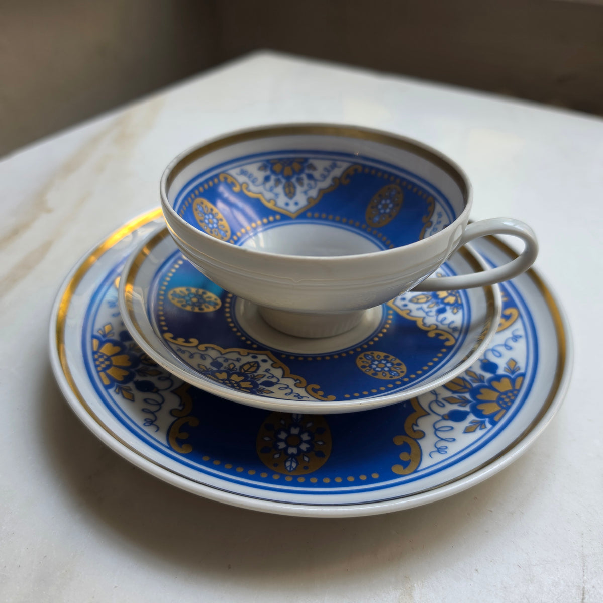 Vintage CP Weißwasser Porzellan-Gedeck 3-teilig – Kobaltblau mit üppigem Golddekor & Ornamenten