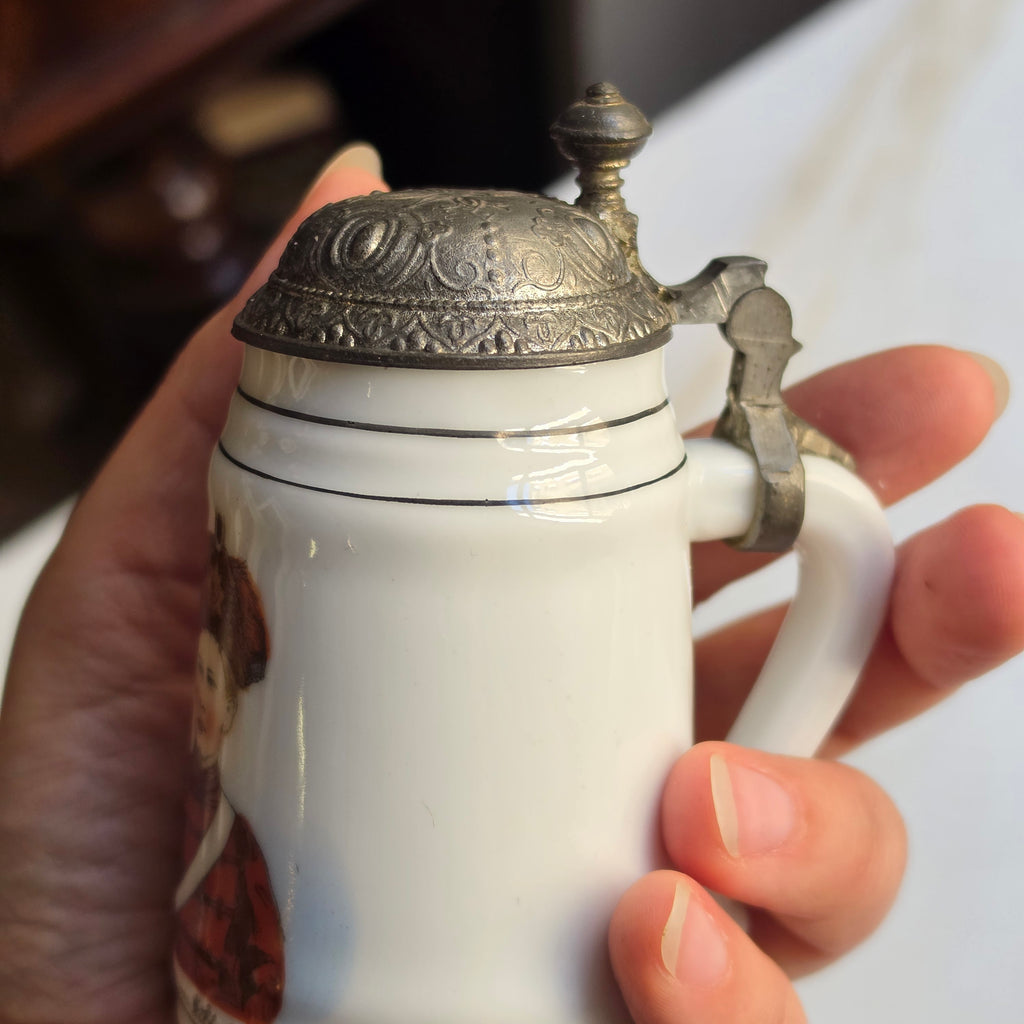 Antiker Porzellan-Miniaturkrug mit Zinndeckel – „Kronprinz Wilhelm“ in Husarenuniform um 1900