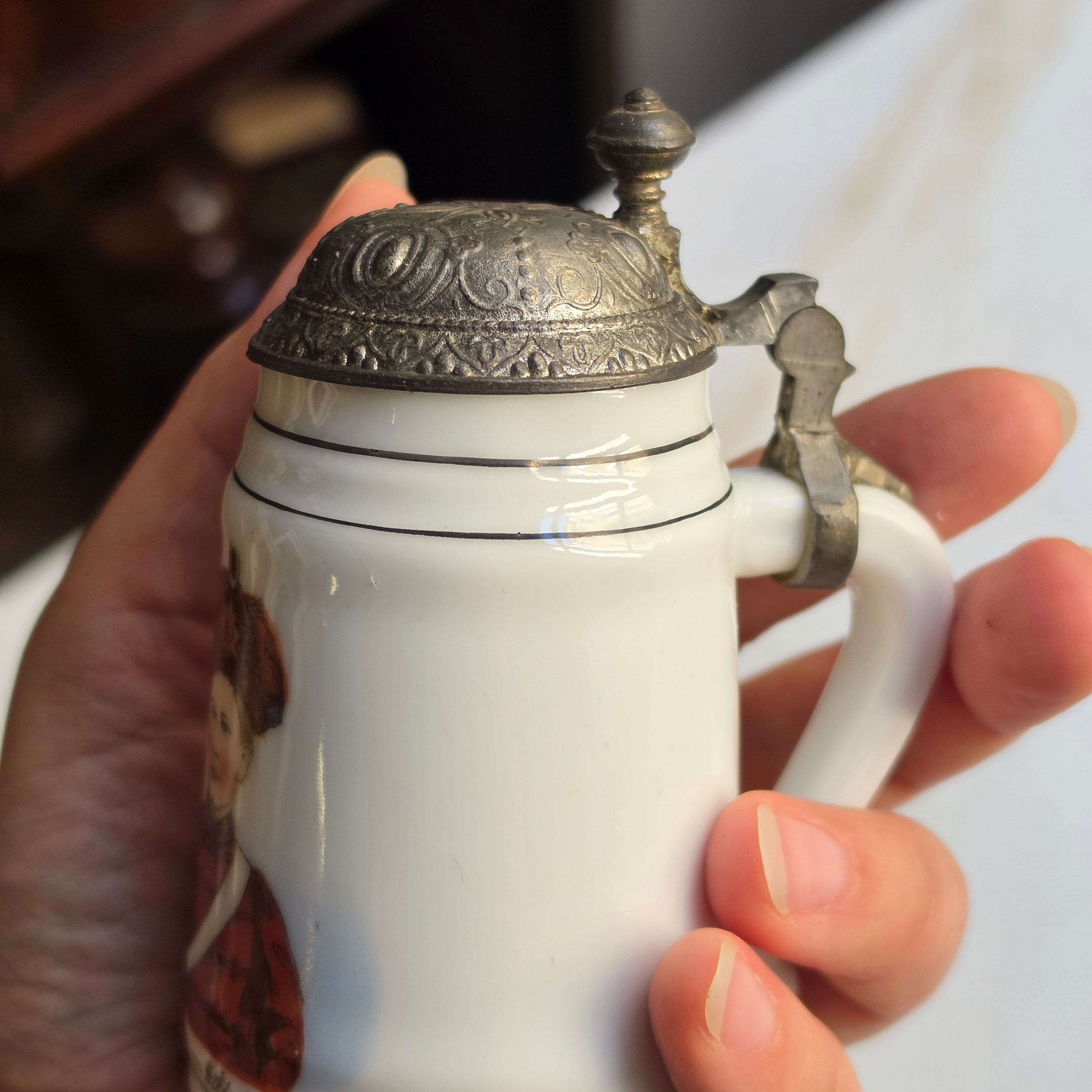 Antiker Porzellan-Miniaturkrug mit Zinndeckel – „Kronprinz Wilhelm“ in Husarenuniform um 1900
