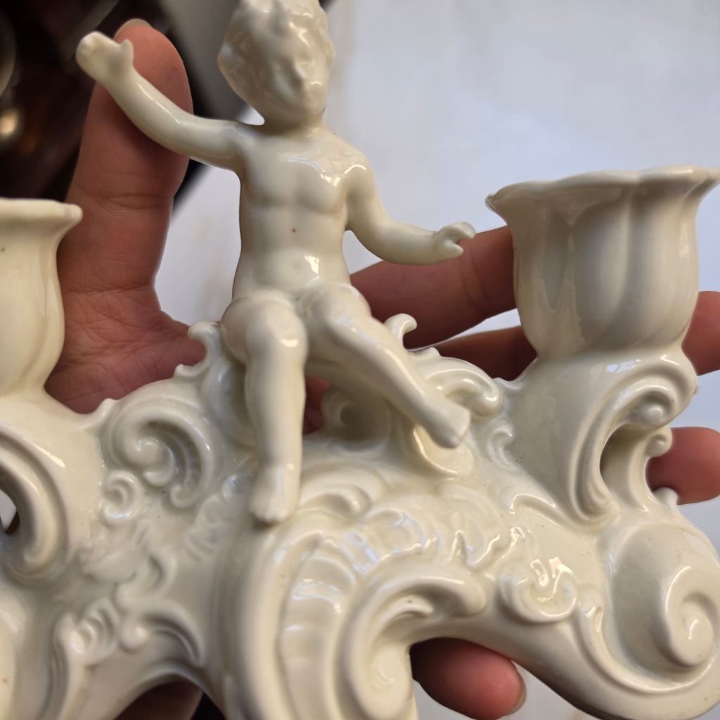 Antiker 2-flammiger Porzellan-Kerzenhalter mit Engel - Putte – Rococo-Stil