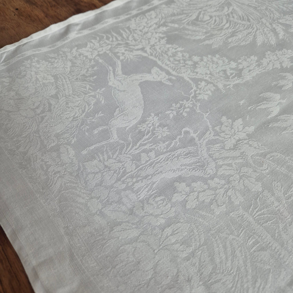 Antike Tischdecke weiß 77x91cm Damast weiß Jagtmotiv und Monogram L.B